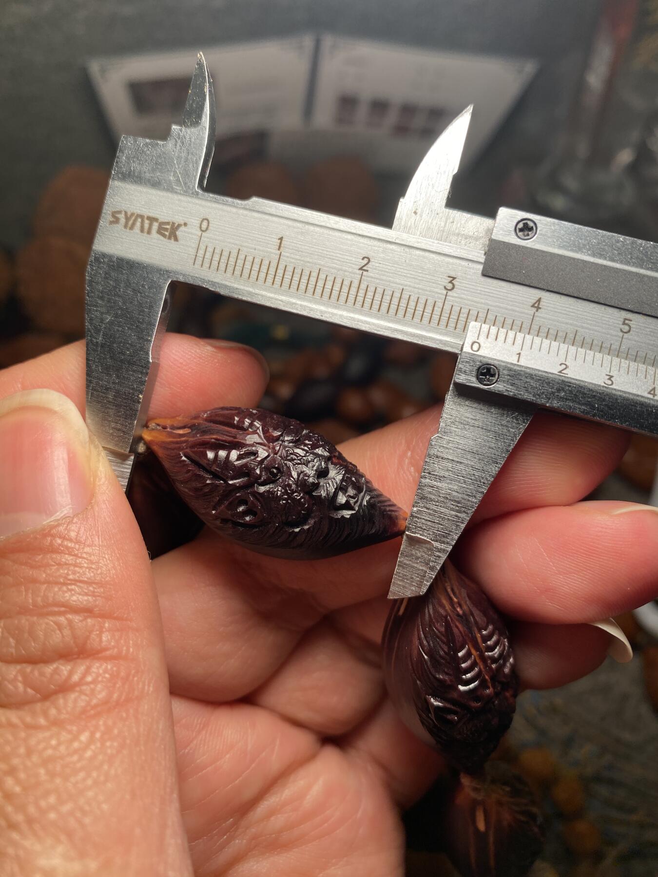 苏工名家王红秋个人作品展示 福利老苏工核雕，纯手工雕刻，紫核老款冥王手串个性十足，等待有缘人，市场无同款，尺寸1。7x3.45喜欢的来呀