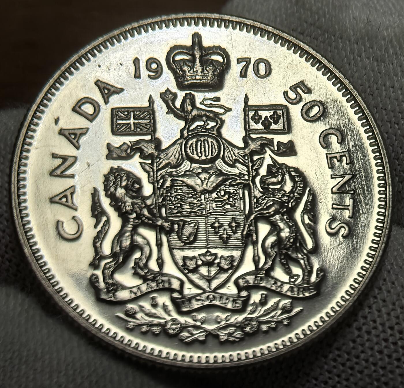 外国优质银币非洲美洲币，周六九点倒数截拍，满百包邮，持续收拍 加拿大1970 年 50 分精制币，正面是伊丽莎白二世像，背面展加拿大国徽（双狮护盾），币面工艺细腻，国徽细节清晰，具英联邦货币收藏与历史价值。