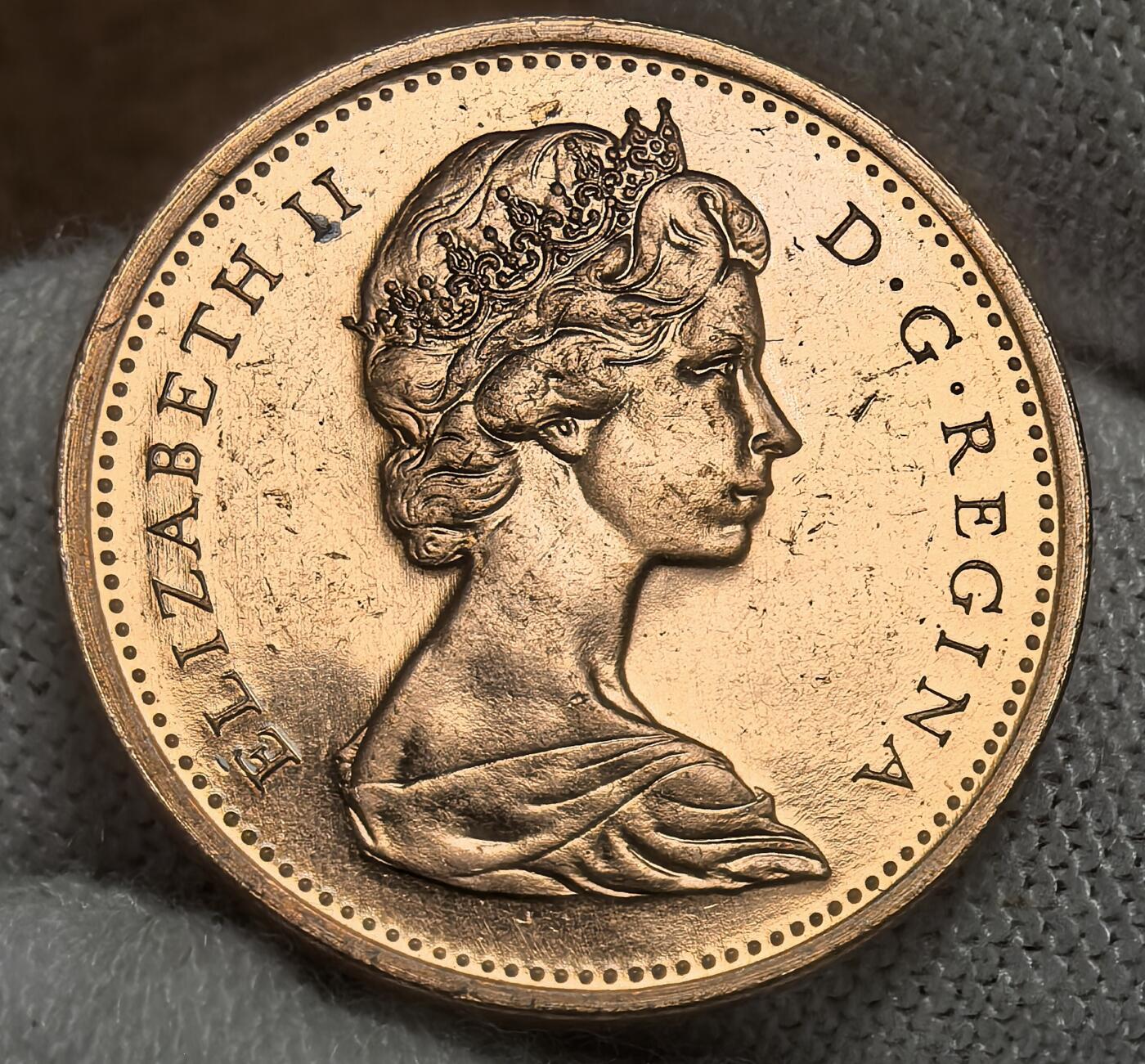 外国优质银币非洲美洲币，周六九点倒数截拍，满百包邮，持续收拍 加拿大1970年 1 分精制币，正面是伊丽莎白二世像，背面绘标志性双枫叶，铜质币面细节清晰，是加拿大经典流通币，兼具本土符号与收藏纪念价值。