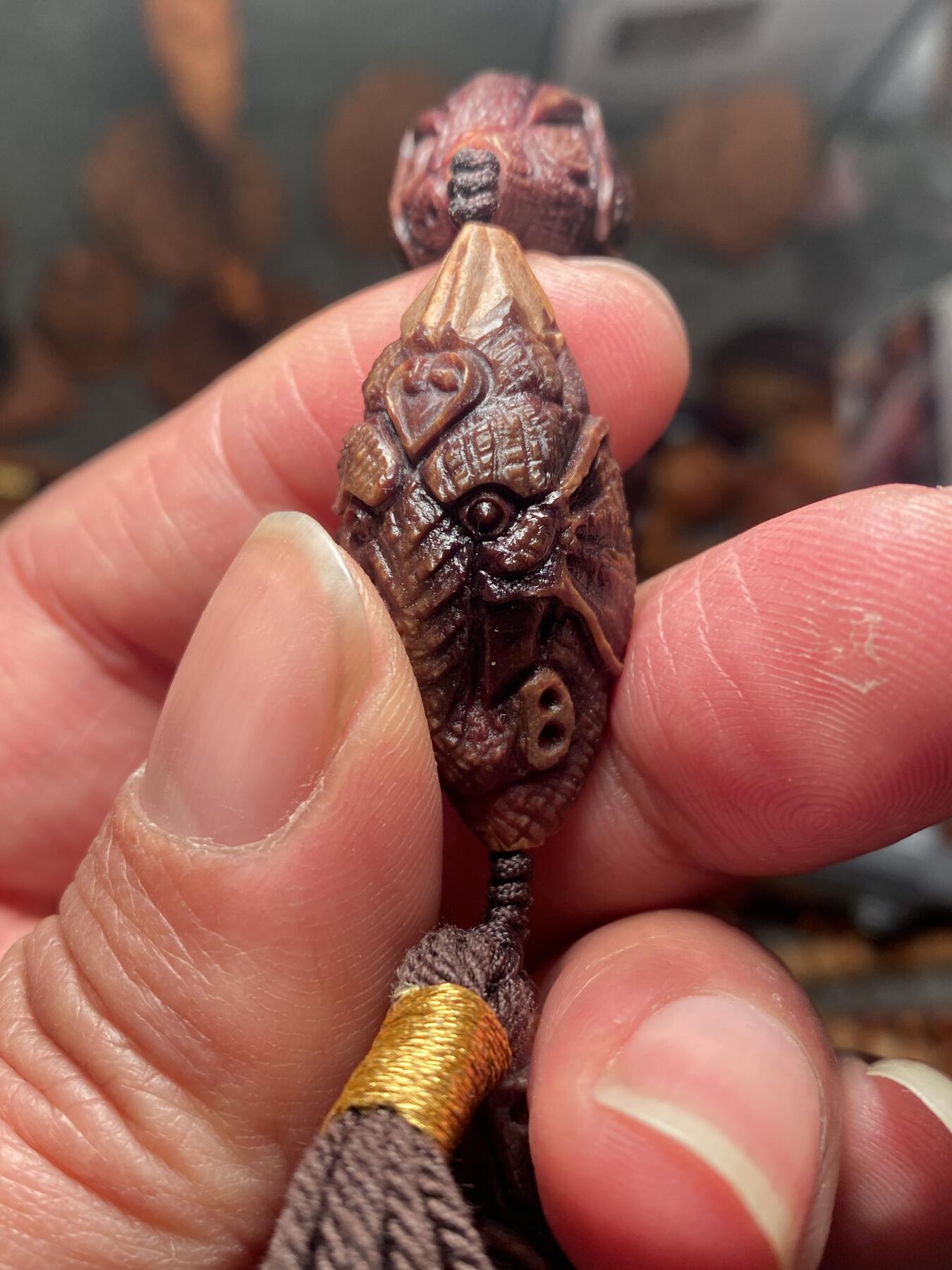 苏工名家王红秋个人作品展示 福利老苏工核雕，纯手工雕刻，紫核老款吉祥如意手串个性十足，等待有缘人，市场无同款，尺寸1。68x3.6喜欢的来呀