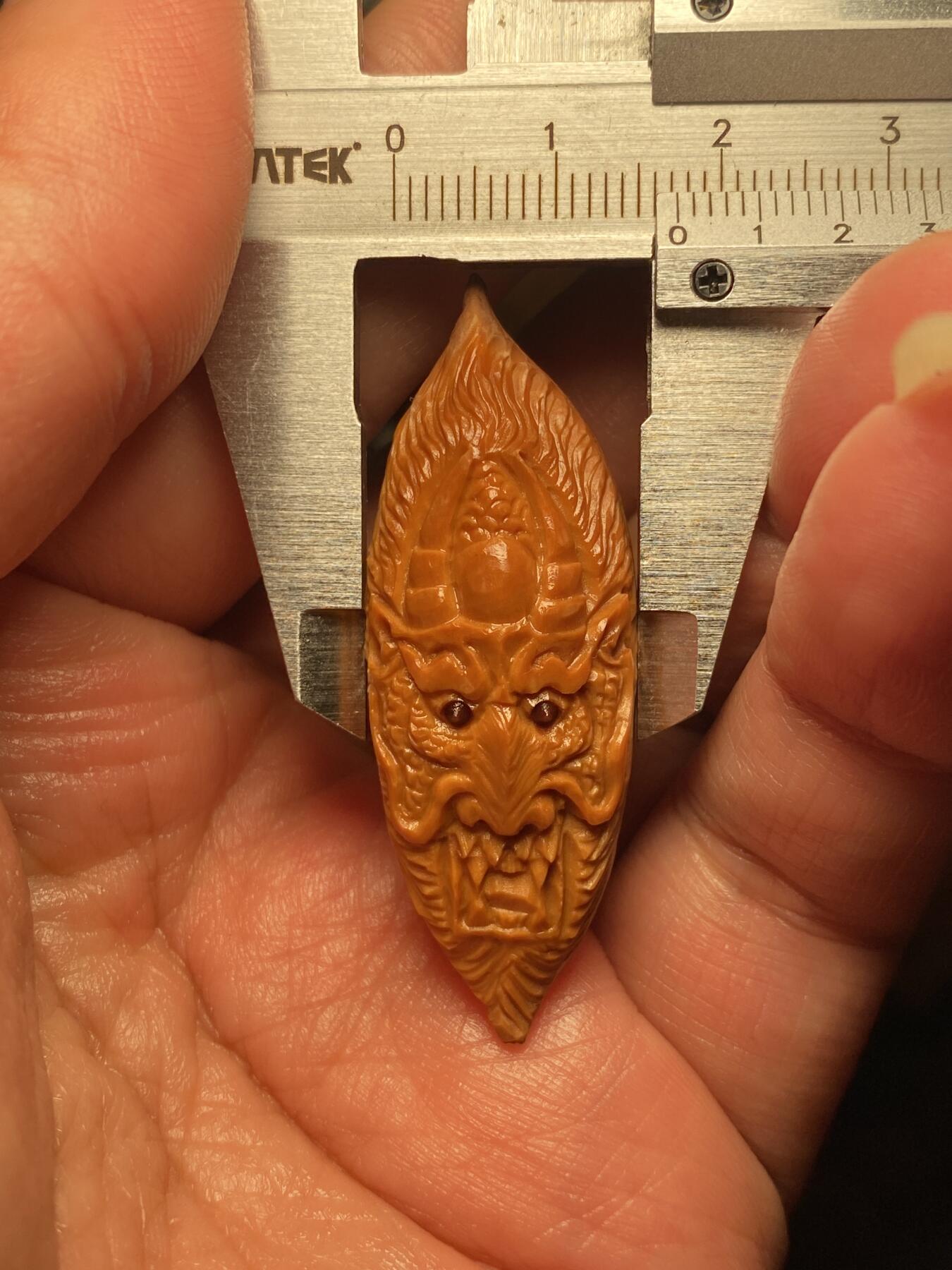 苏工名家王红秋个人作品展示 苏工核雕纯手工雕刻，超长二花瑞龙单籽，个性十足，市场无同款，尺寸1。7x4.88喜欢的来