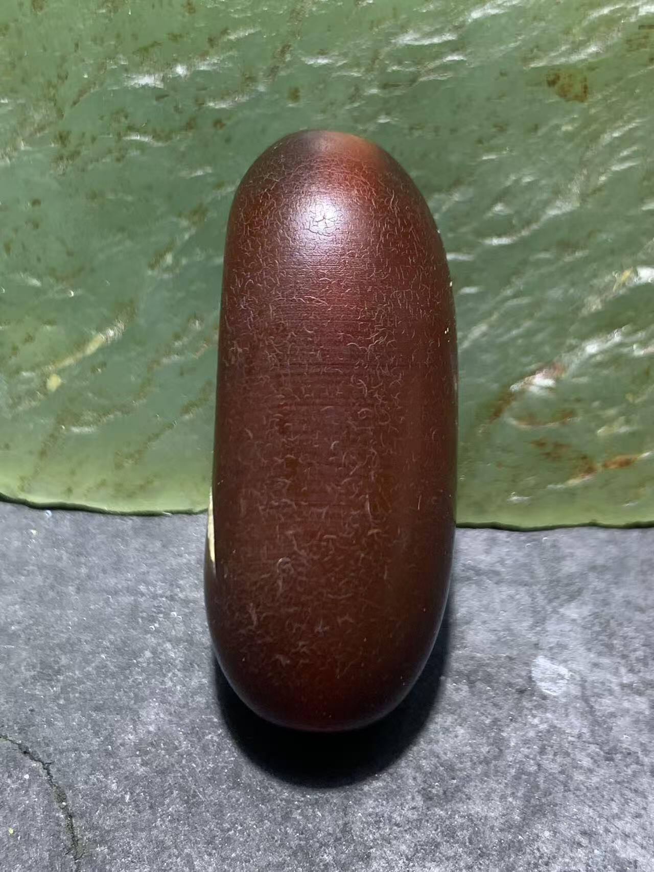 高玉化酒红色玛瑙瑕疵随形桶珠一颗，