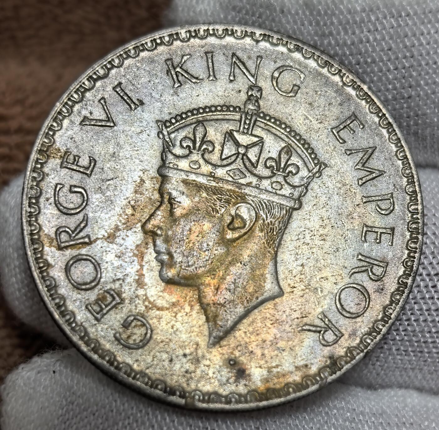 外国优质银币非洲美洲币，周六九点倒数截拍，满百包邮，持续收拍 英属1940 年印度乔治六世 1 卢比银币，11.66克纯银价100元含殖民历史印记，币面饰花卉纹样，带岁月包浆，兼具二战时期货币史价值与殖民钱币收藏属性