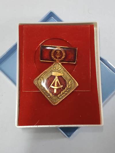 韵星假日拍卖第三十六期 -- Rimey Holidays Auction 36 - 民主德国个人劳动荣誉奖章带原盒