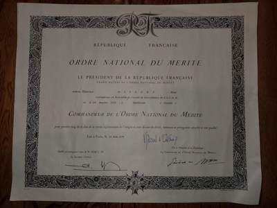 凯旋世界勋赏（第21期冬季大拍）（欢迎送拍）（对拍品有疑问请询问客服，不接受到手刀，出价默认拍品品相。请认真阅读拍卖规则！出价默认已认可！）（收到货请录制开箱视频，无视频概不处理问题。） - 1979年法国总统颁发的国家功绩勋章指挥官勋位证书任S.I.C.O.B监督委员会联合创始人兼主席。图二人物介绍（带荣誉军团大法官亲签，秘书长亲签，）