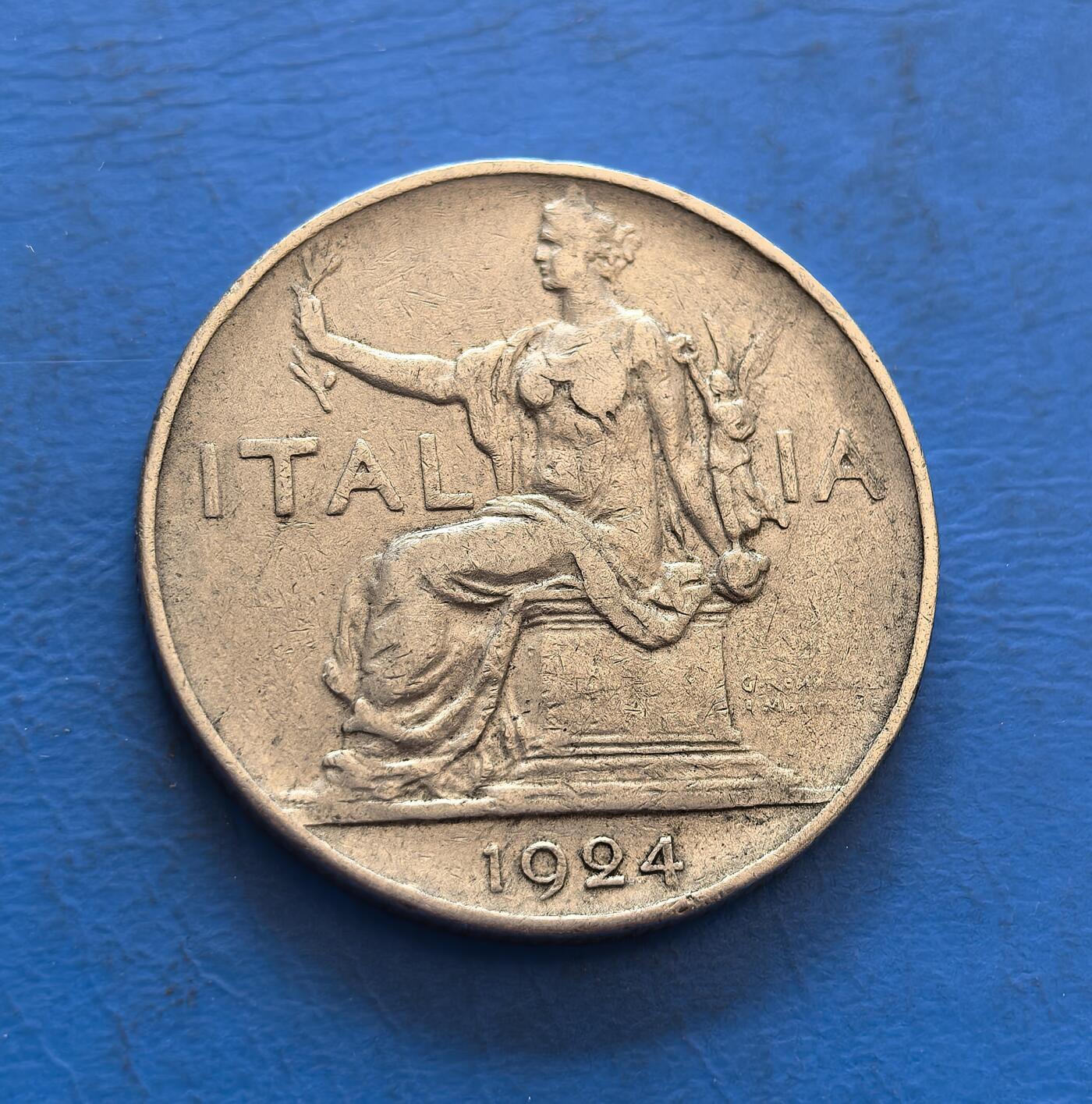 外国优质银币非洲美洲币，周六九点倒数截拍，满百包邮，持续收拍 意大利 1924 年1 里拉币，正面展王冠盾徽 + 月桂环（君主制标识），背面绘持火炬的意大利女神像，金属币承载一战后君主制货币文化，兼具古典纹饰与国家符号收藏价值。