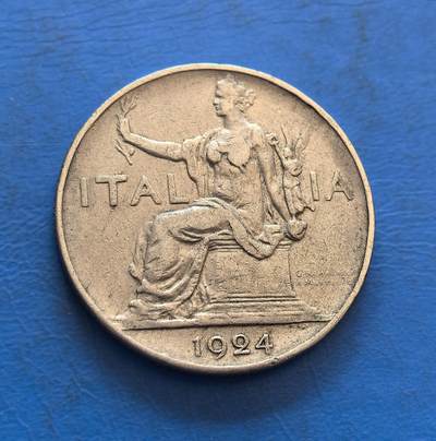 外国优质银币非洲美洲币，周六九点倒数截拍，满百包邮，持续收拍 - 意大利 1924 年1 里拉币，正面展王冠盾徽 + 月桂环（君主制标识），背面绘持火炬的意大利女神像，金属币承载一战后君主制货币文化，兼具古典纹饰与国家符号收藏价值。