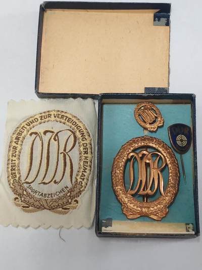 韵星假日拍卖第三十六期 -- Rimey Holidays Auction 36 - 民主德国铜级体育技能证章与插针与射击技能证章插针带原盒