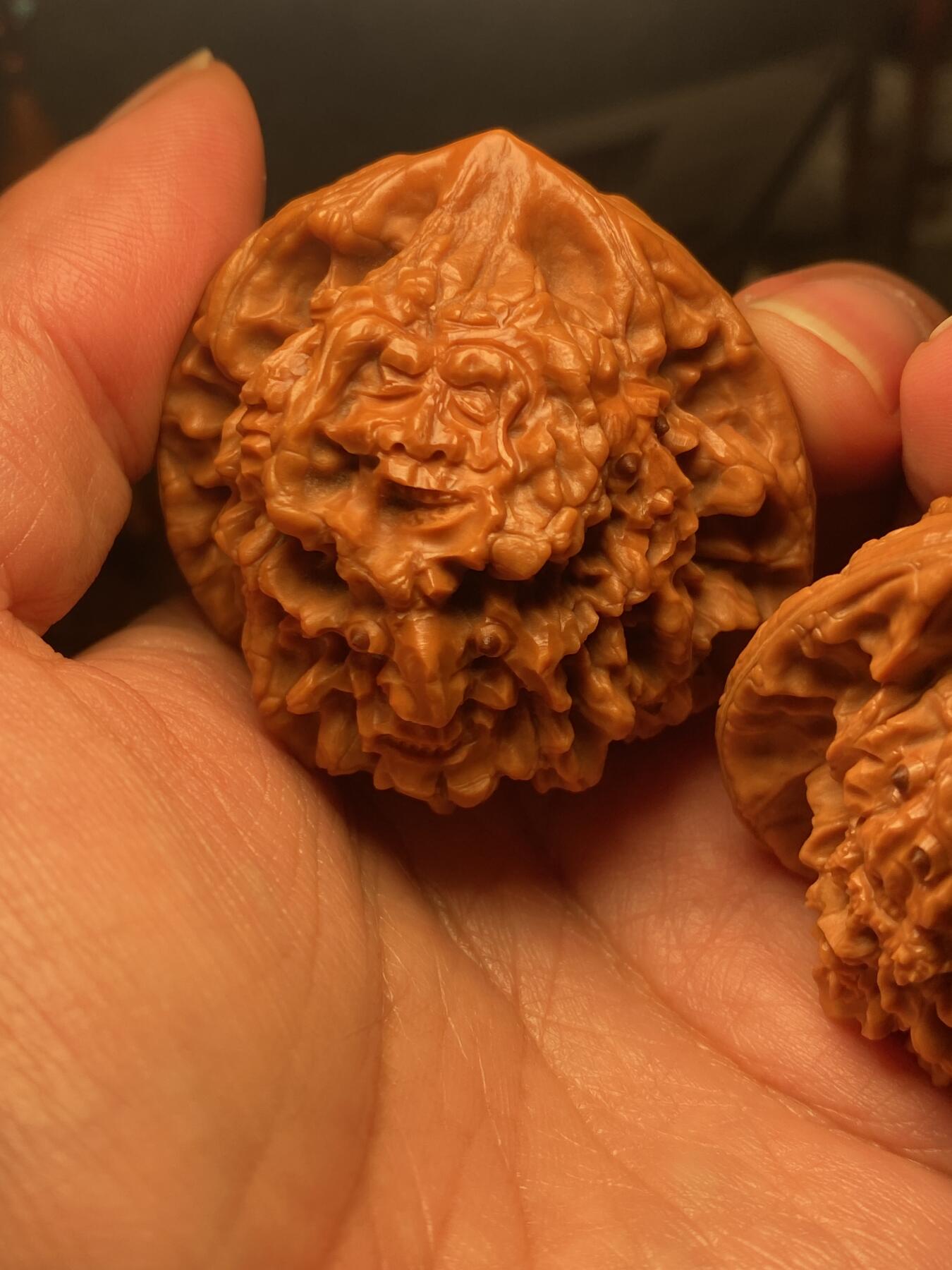 苏工名家王红秋个人作品展示 福利苏工核雕，纯手工核桃雕刻十八罗汉尊者一对个性十足，四面满工，等待有缘人，市场无同款，尺寸5。05喜欢的来