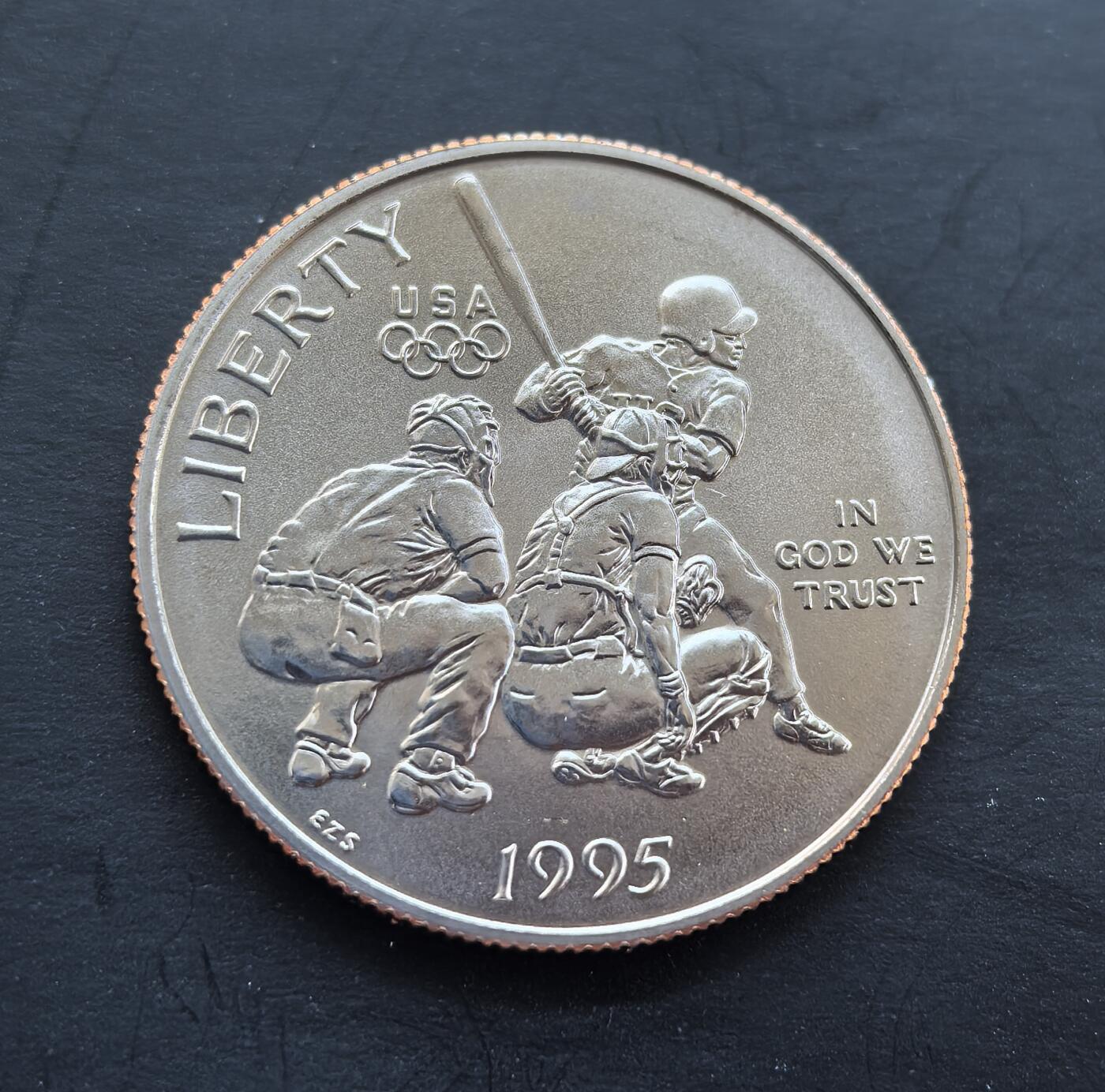 外国优质银币非洲美洲币，周六九点倒数截拍，满百包邮，持续收拍 稀少美国1995 年亚特兰大奥运半美元，正面绘棒球竞技场景，背面展奥运火炬与世界地图，关联百年奥运赛事，精制币细节生动，具体育纪念与收藏价值。