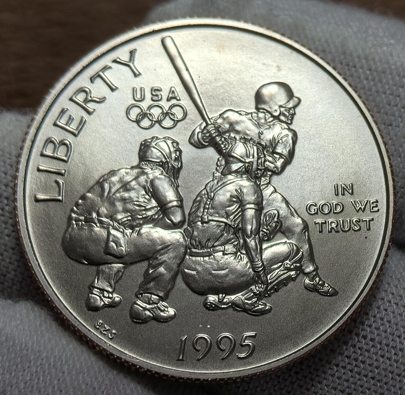 外国优质银币非洲美洲币，周六九点倒数截拍，满百包邮，持续收拍 稀少美国1995 年亚特兰大奥运半美元，正面绘棒球竞技场景，背面展奥运火炬与世界地图，关联百年奥运赛事，精制币细节生动，具体育纪念与收藏价值。