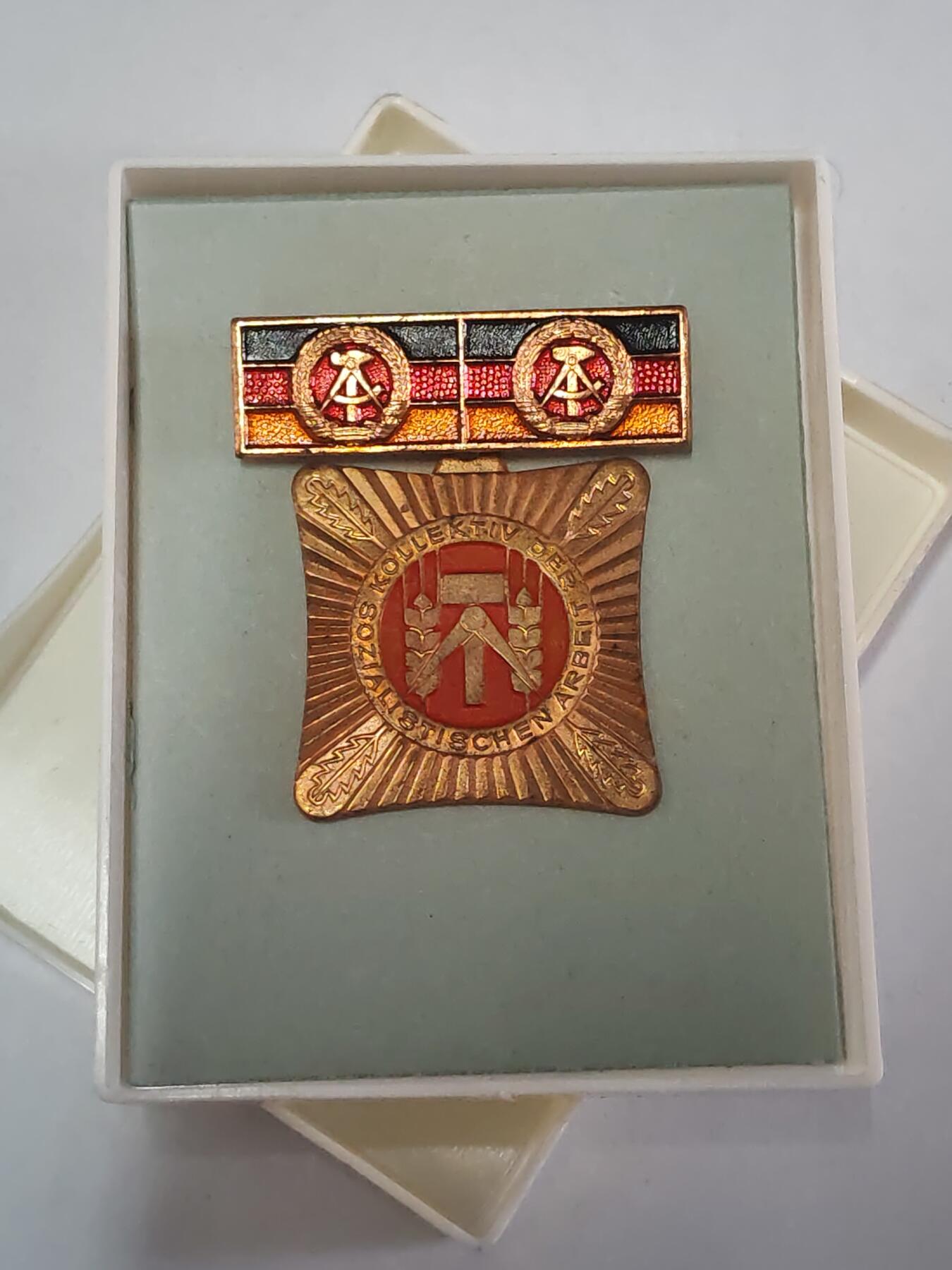 韵星假日拍卖第三十六期 -- Rimey Holidays Auction 36 民主德国集体劳动模范奖章两次获得早期版带原盒