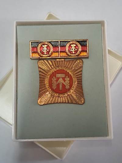 韵星假日拍卖第三十六期 -- Rimey Holidays Auction 36 - 民主德国集体劳动模范奖章两次获得早期版带原盒