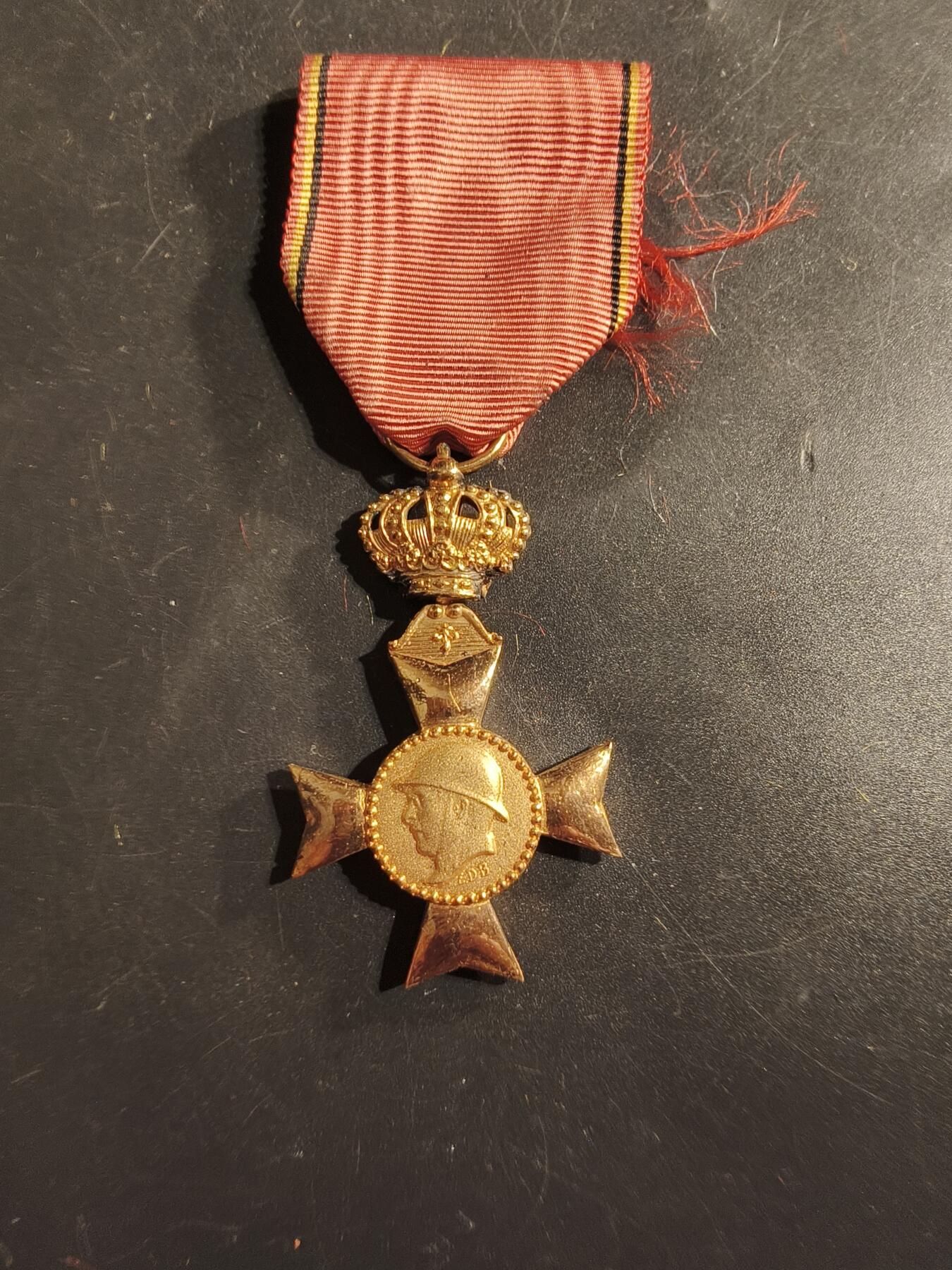 老王徽章第175期 比利时阿尔贝一世一战老兵协会十字奖章