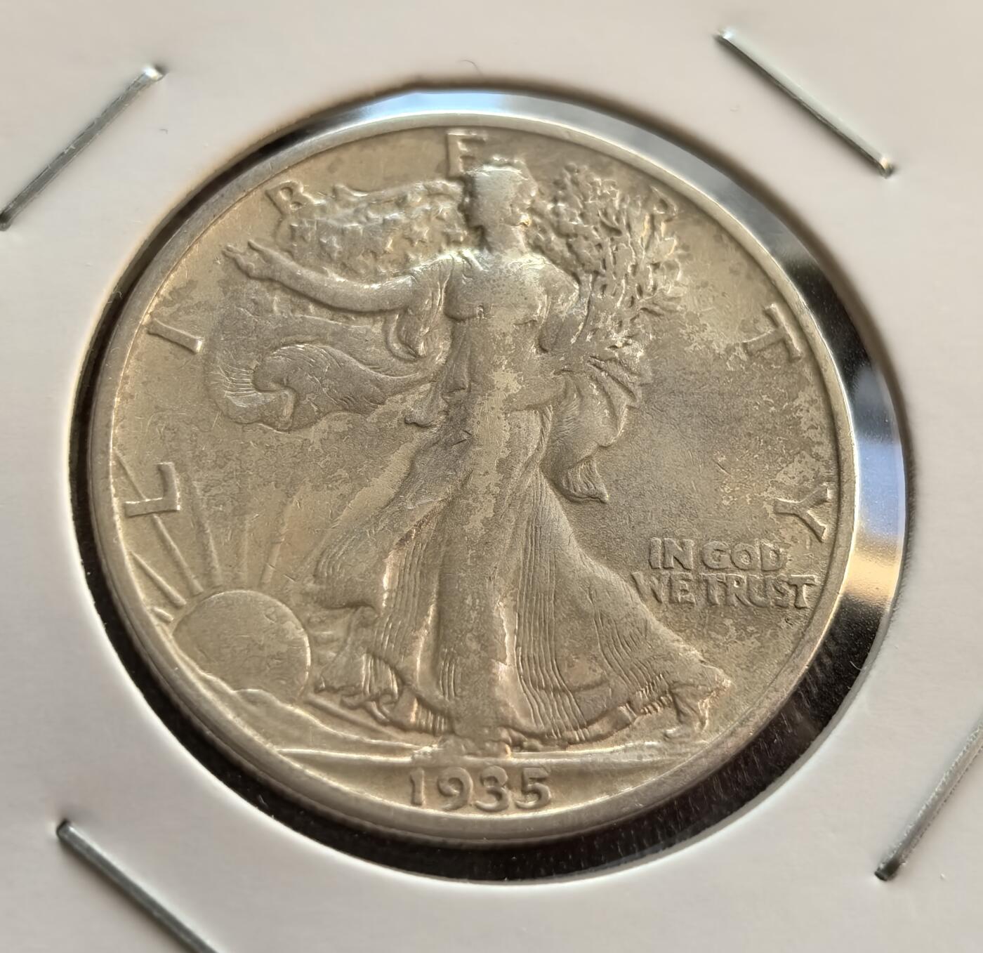 外国优质银币非洲美洲币，周六九点倒数截拍，满百包邮，持续收拍 美国1935 年行走自由女神半元银币S版，正面是持枝女神伴旭日纹，背面立鹰配 “合众为一” 格言，版式经典、年份具战后纪念性，是美币收藏中人气较高的品种。