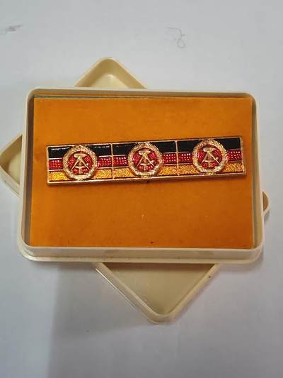 韵星假日拍卖第三十六期 -- Rimey Holidays Auction 36 - 民主德国集体劳动模范奖章三次获得带原盒