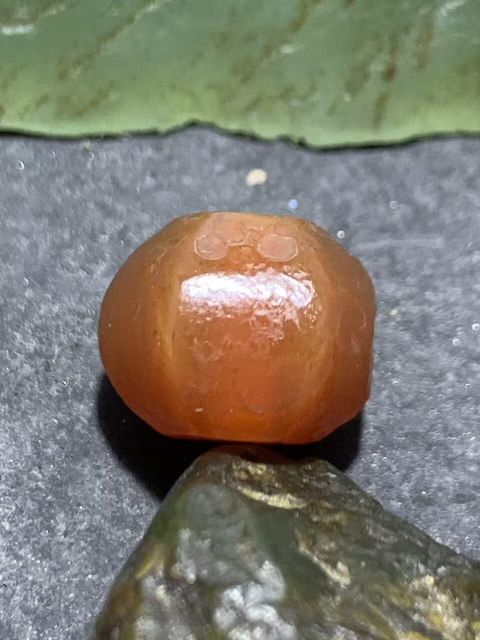 高玉化风化纹酒红玛瑙六棱通货随形南瓜算盘珠一颗，