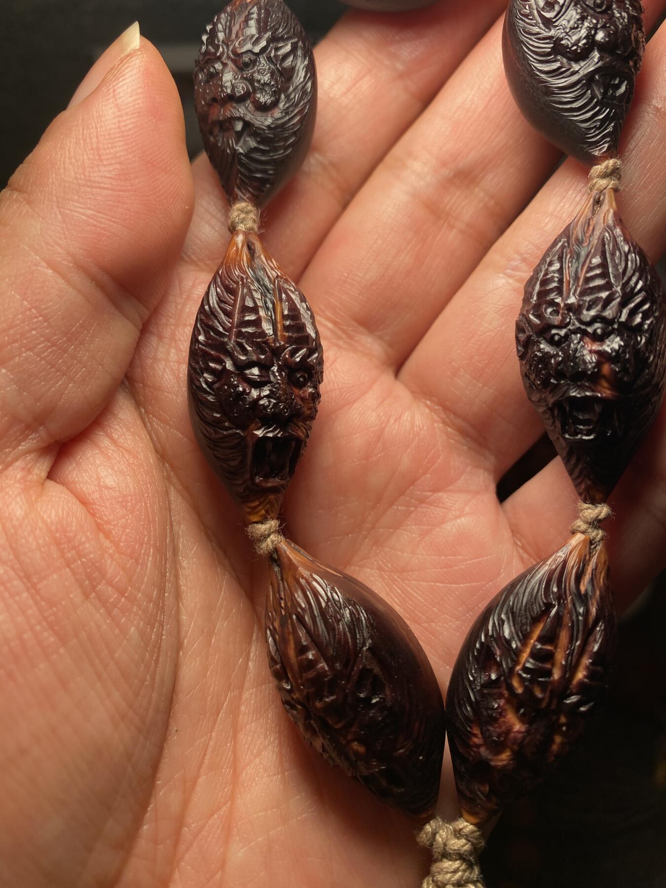 苏工名家王红秋个人作品展示 福利老苏工核雕，纯手工雕刻，紫核老款冥王手串个性十足，等待有缘人，市场无同款，尺寸1。7x3.45喜欢的来呀