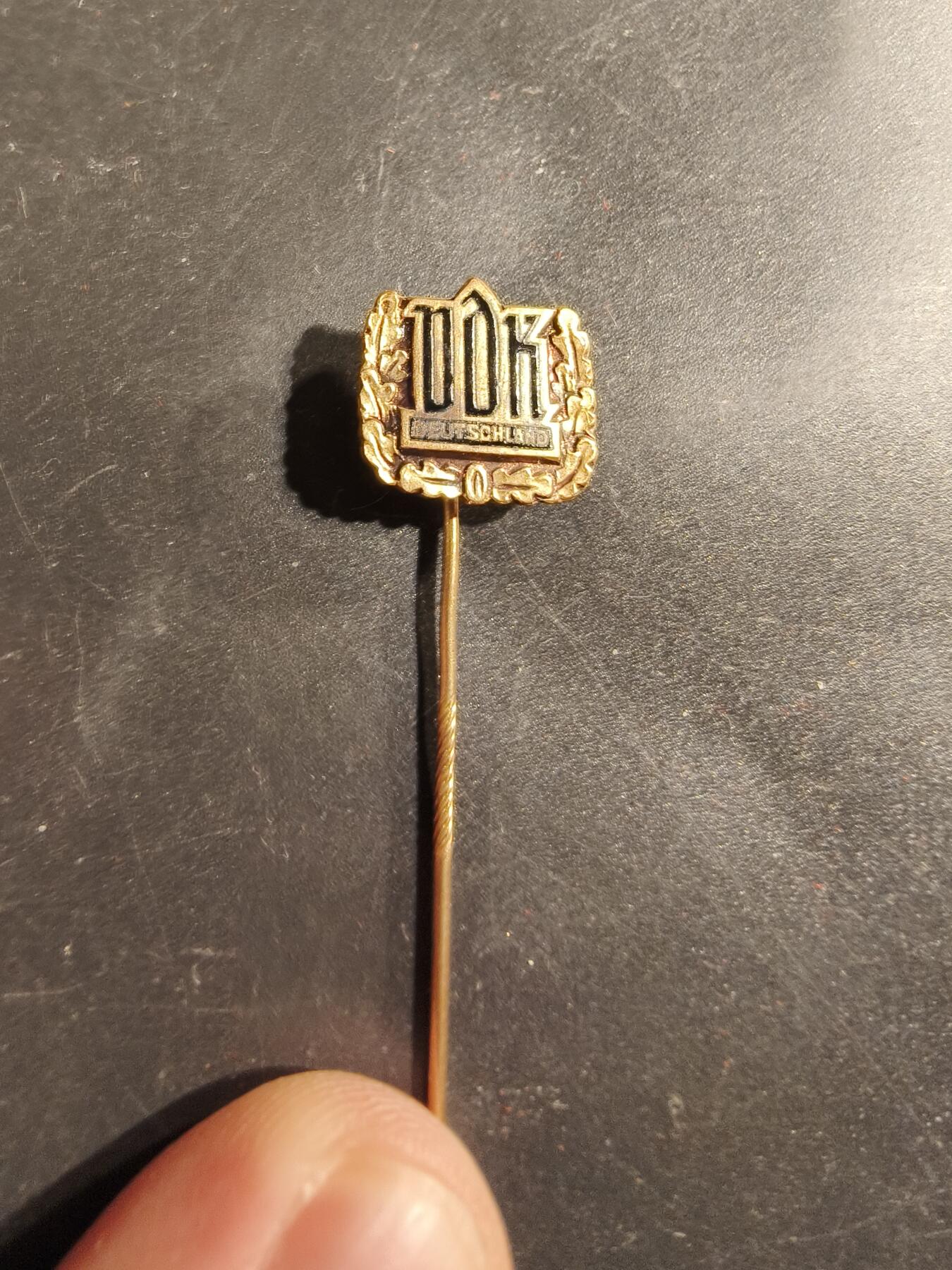 老王徽章第175期 德国社会联合会VDK针插    该组织成立于第二次世界大战后，最初的名称是“德国战争受害者、战争遗孀和领取社会养老金者协会”，旨在代表战争受害者群体的利益。如今，VdK 是德国最大的社会福利协会，拥有超过 230 万名成员，致力于社会正义，并为成员提供社会法律咨询服务。