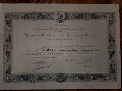凯旋世界勋赏（第21期冬季大拍）（欢迎送拍）（对拍品有疑问请询问客服，不接受到手刀，出价默认拍品品相。请认真阅读拍卖规则！出价默认已认可！）（收到货请录制开箱视频，无视频概不处理问题。） - 1935年法国劳工与社会保障部颁发的社会保障荣誉奖章证书