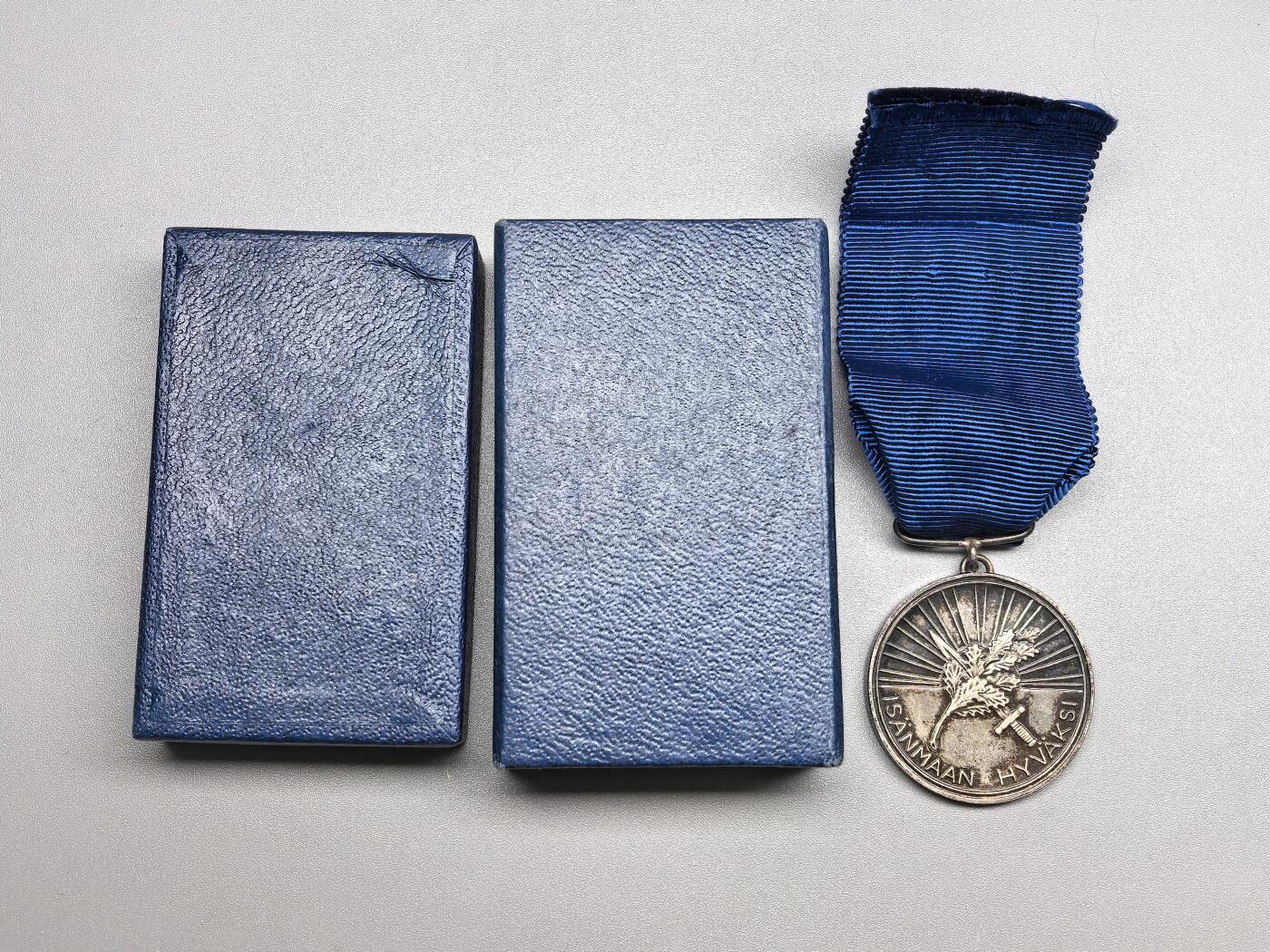 小驴勋章奖章收藏1月10日周六晚六点拍卖（珍爱和平，收藏战争，铭记历史，勿忘国耻，忠党爱国。有偿代拍，送拍规则在简介最后，参拍须阅读规则后再参拍，关系到运费包装发货时效真假辨别等关键信息，拍卖时不再发原图，看大图店主微信码在拍卖店铺介绍里）