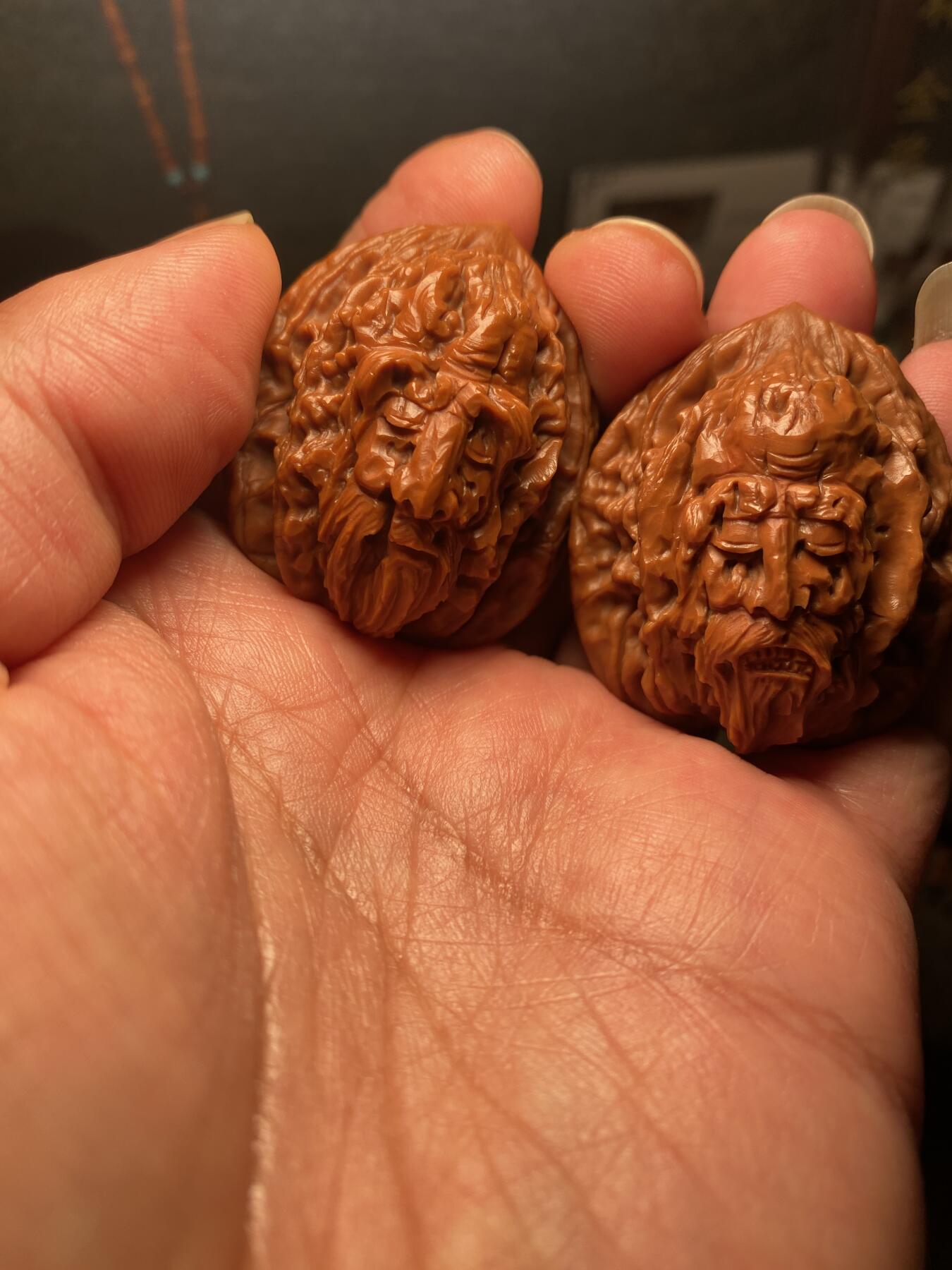 苏工名家王红秋个人作品展示 福利苏工核雕，纯手工核桃雕刻南极仙翁一对个性十足，等待有缘人，市场无同款，尺寸3。7喜欢的来