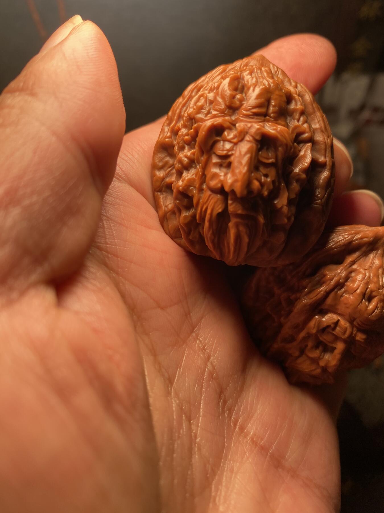 苏工名家王红秋个人作品展示 福利苏工核雕，纯手工核桃雕刻南极仙翁一对个性十足，等待有缘人，市场无同款，尺寸3。7喜欢的来