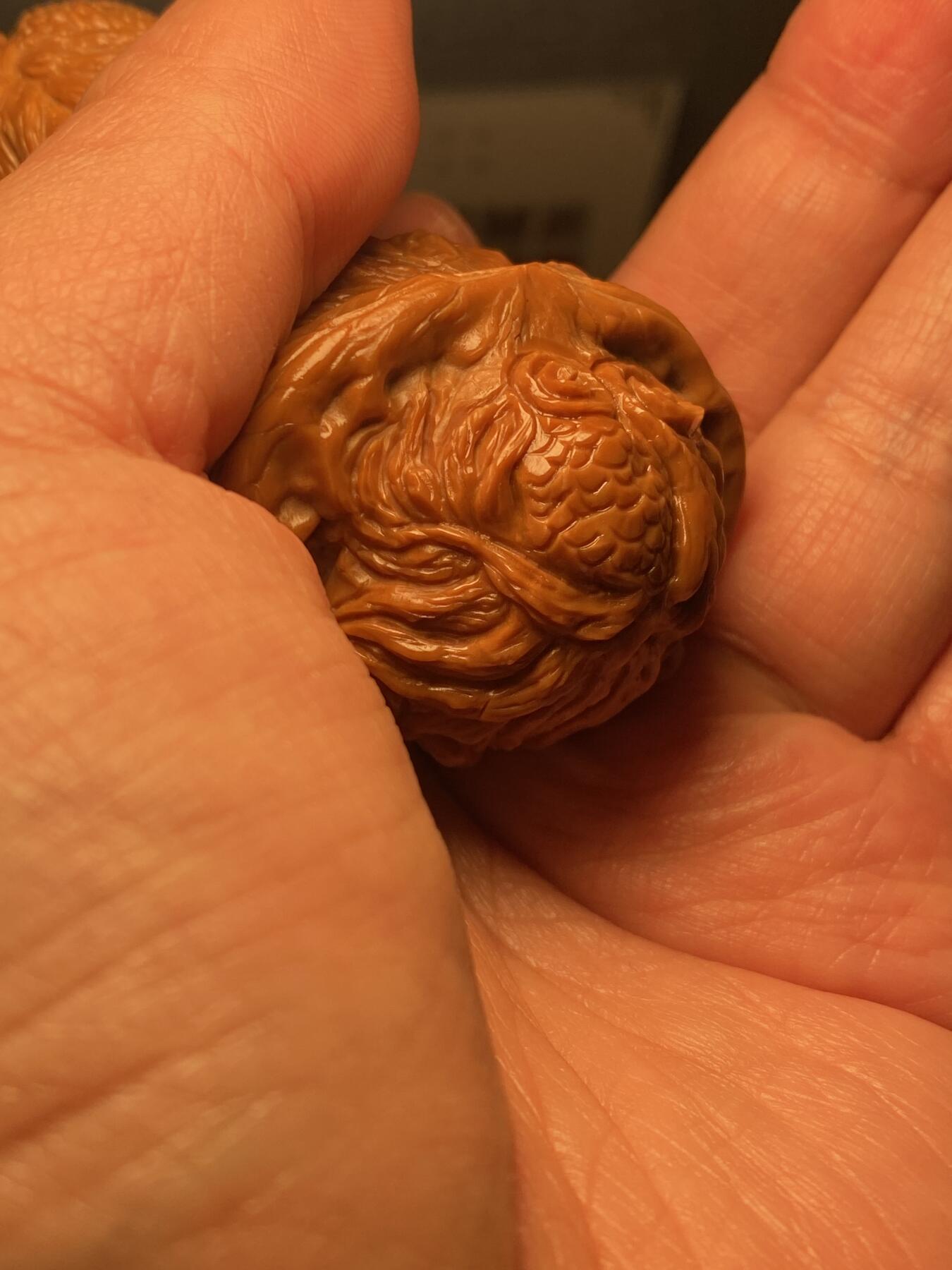 苏工名家王红秋个人作品展示 福利苏工核雕，纯手工核桃雕刻双龙戏珠一对个性十足，等待有缘人，市场无同款，尺寸4。3喜欢的来