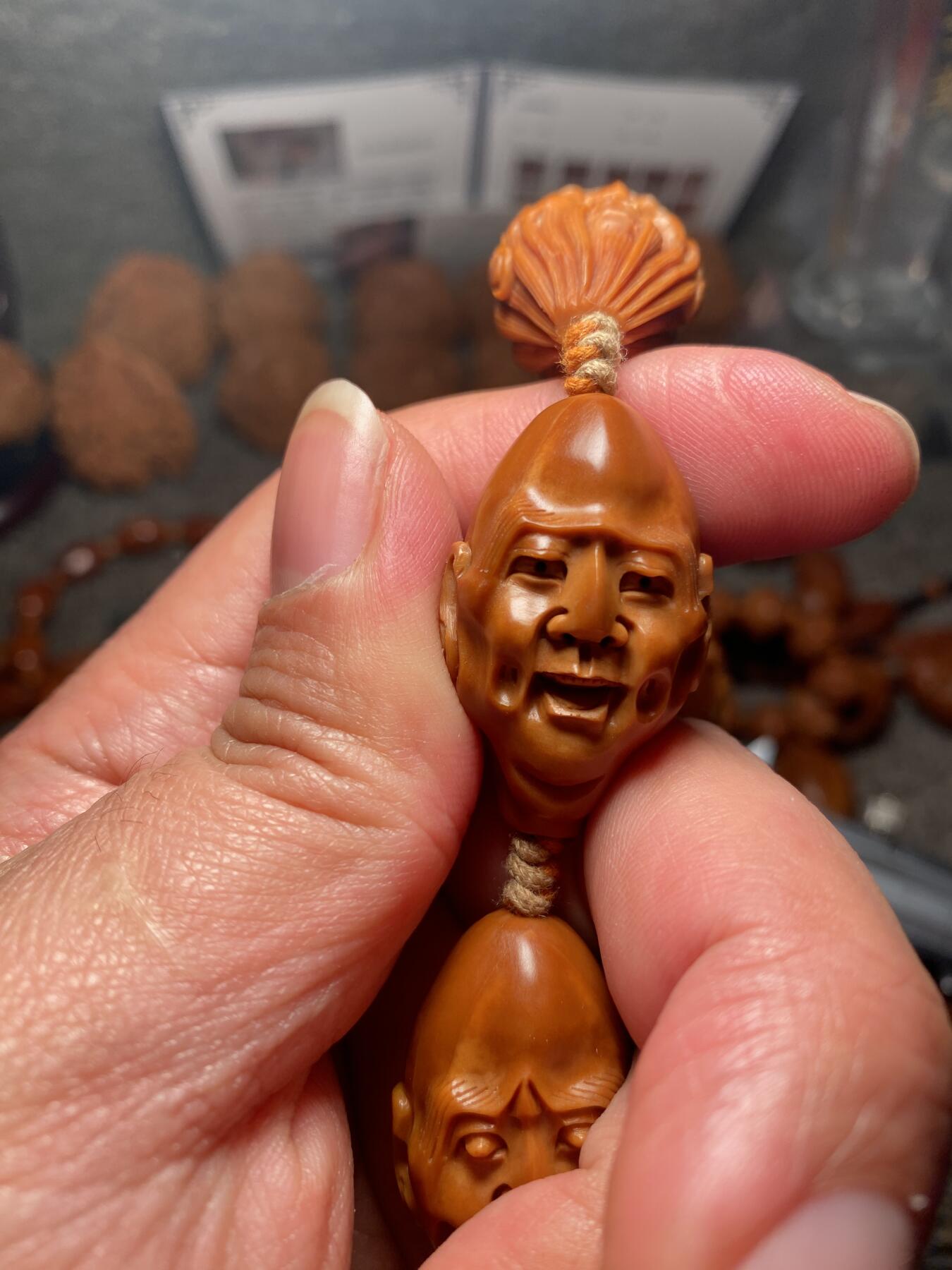 苏工名家王红秋个人作品展示 福利苏工核雕，纯手工雕刻,须派十八罗汉，个性十足，等待有缘人，市场无同款，尺寸2。1x3.45喜欢的来