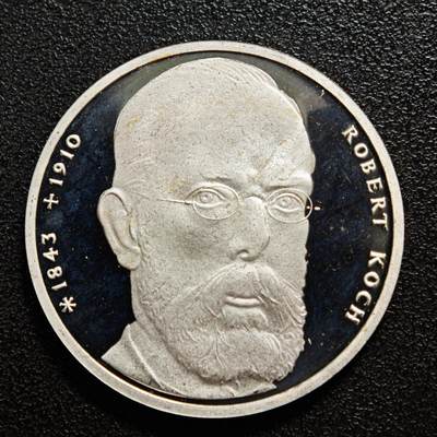 【德藏】世界币章拍卖第161期 - 1993年 德国细菌学家世界病原细菌学奠基人1905年诺贝尔生理学或医学奖获得者罗伯特·科赫诞辰150周年10马克纪念银币 镜面十足 直径约：32.5mm；重约：15.4g