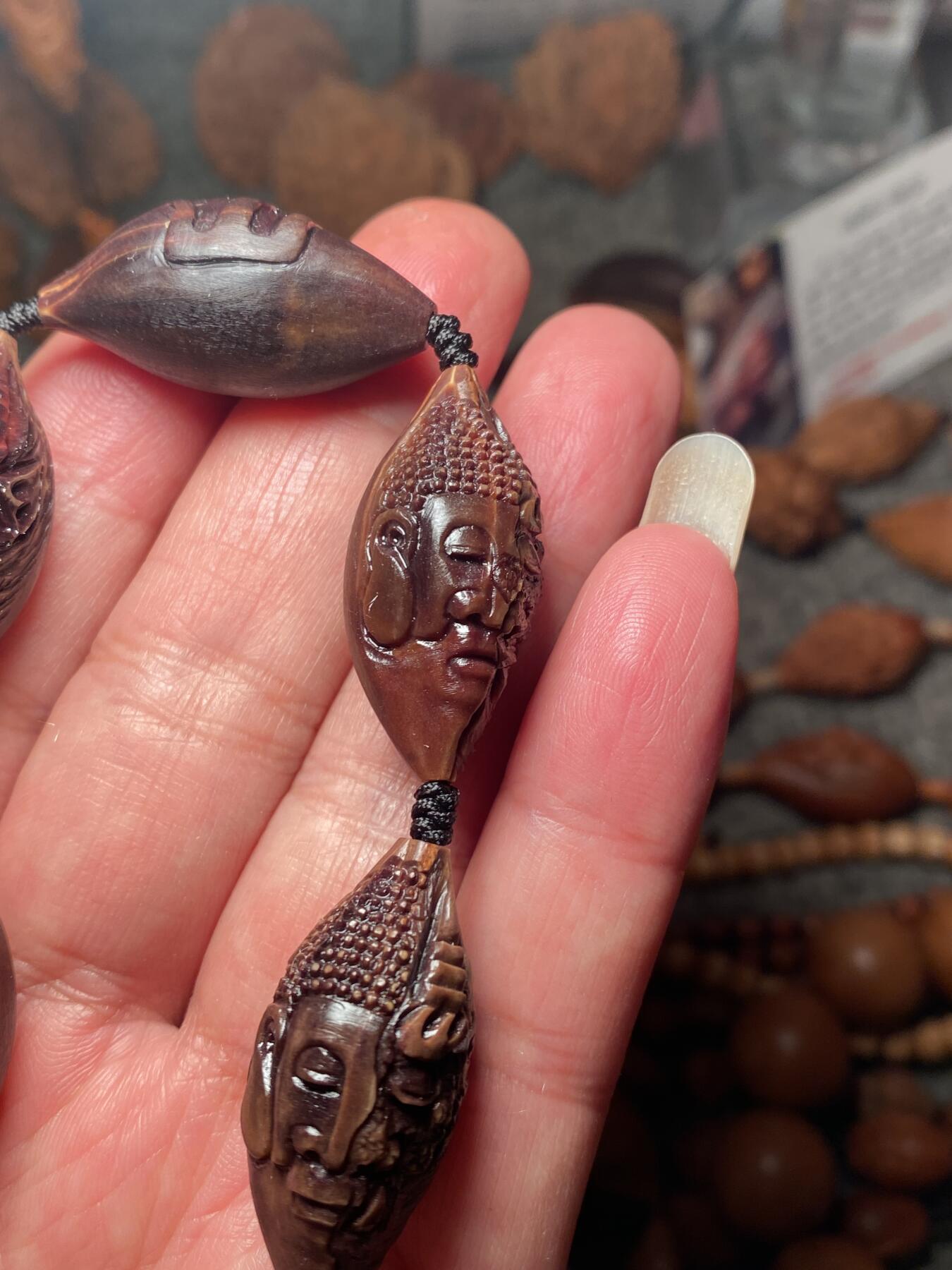 苏工名家王红秋个人作品展示 福利老苏工核雕，纯手工雕刻，紫核老款一念之间手串个性十足，等待有缘人，市场无同款，尺寸1。55x3。3喜欢的来呀