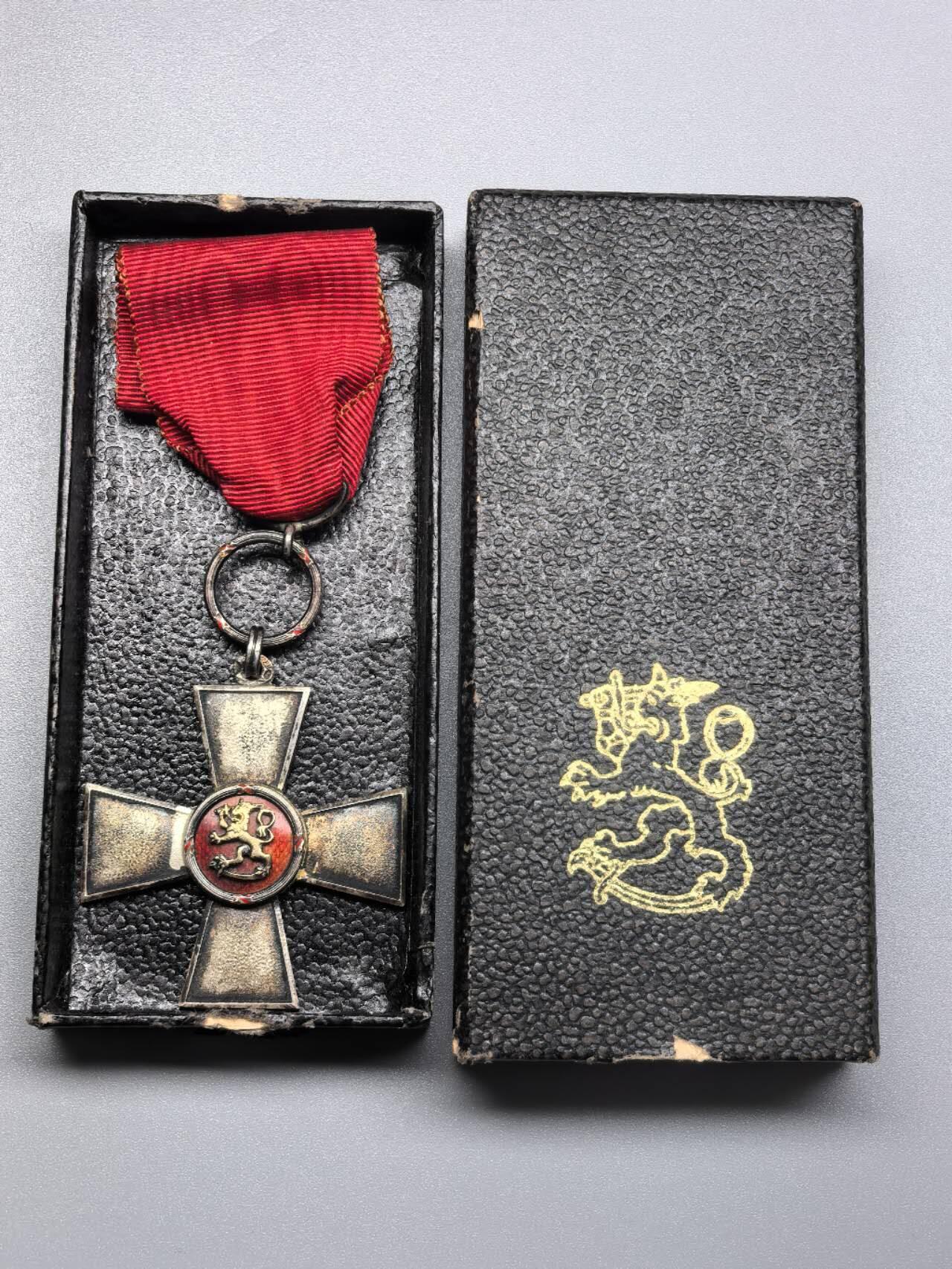 小驴勋章奖章收藏1月10日周六晚六点拍卖（珍爱和平，收藏战争，铭记历史，勿忘国耻，忠党爱国。有偿代拍，送拍规则在简介最后，参拍须阅读规则后再参拍，关系到运费包装发货时效真假辨别等关键信息，拍卖时不再发原图，看大图店主微信码在拍卖店铺介绍里）