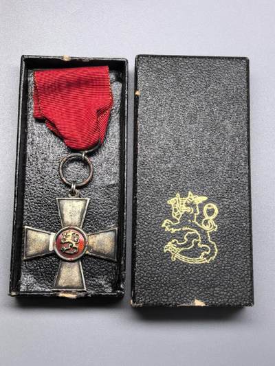 小驴勋章奖章收藏1月10日周六晚六点拍卖（珍爱和平，收藏战争，铭记历史，勿忘国耻，忠党爱国。有偿代拍，送拍规则在简介最后，参拍须阅读规则后再参拍，关系到运费包装发货时效真假辨别等关键信息，拍卖时不再发原图，看大图店主微信码在拍卖店铺介绍里） - 芬兰雄狮十字勋章带原盒，银质珐琅，环打银标年份标