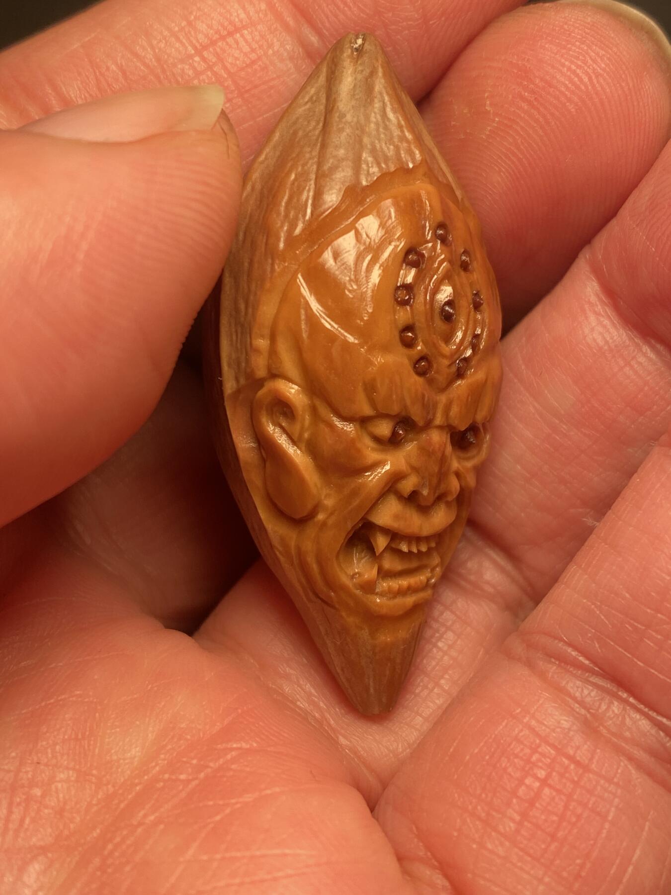 苏工名家王红秋个人作品展示 苏工核雕纯手工雕刻，老苏工恶僧，四花梅林大核，个性十足，市场无同款，尺寸2。18x4.7喜欢的来