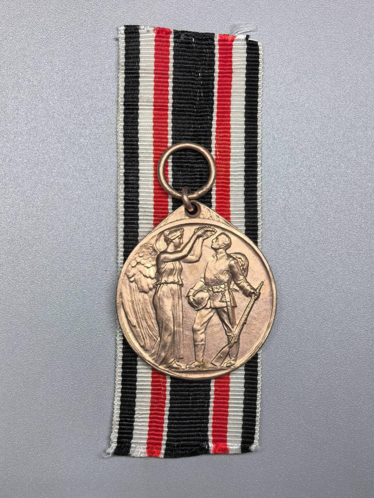 小驴勋章奖章收藏1月10日周六晚六点拍卖（珍爱和平，收藏战争，铭记历史，勿忘国耻，忠党爱国。有偿代拍，送拍规则在简介最后，参拍须阅读规则后再参拍，关系到运费包装发货时效真假辨别等关键信息，拍卖时不再发原图，看大图店主微信码在拍卖店铺介绍里）