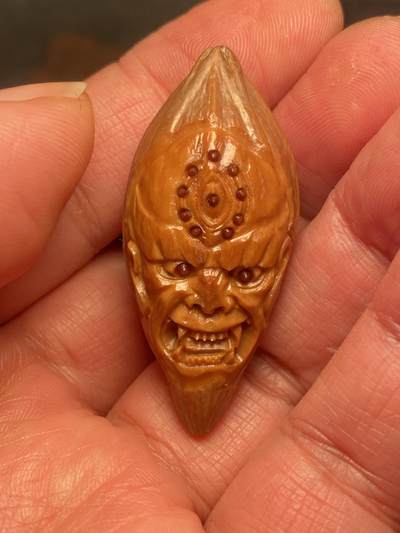 苏工名家王红秋个人作品展示 - 苏工核雕纯手工雕刻，老苏工恶僧，四花梅林大核，个性十足，市场无同款，尺寸2。18x4.7喜欢的来