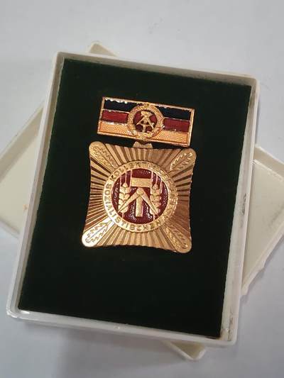 韵星假日拍卖第三十六期 -- Rimey Holidays Auction 36 - 民主德国集体劳动模范奖章带原盒