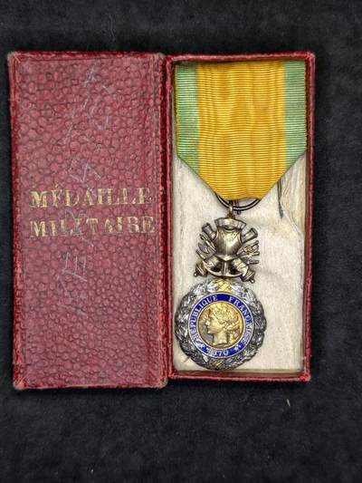 凯旋世界勋赏（第21期冬季大拍）（欢迎送拍）（对拍品有疑问请询问客服，不接受到手刀，出价默认拍品品相。请认真阅读拍卖规则！出价默认已认可！）（收到货请录制开箱视频，无视频概不处理问题。） - 法国三共军事功勋勋章原盒银制打标