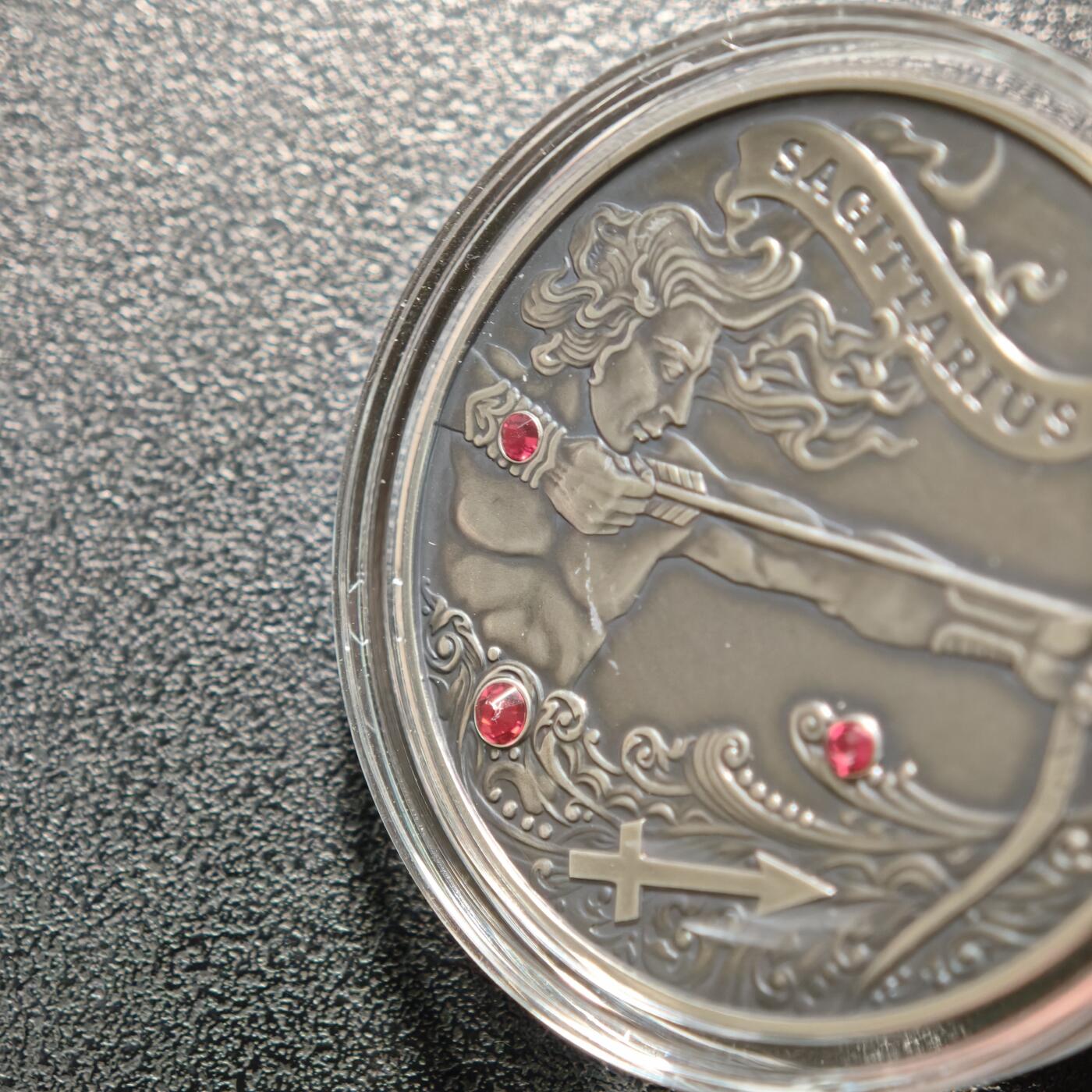 【德藏】世界币章拍卖第161期 2014年 白俄罗斯十二星座系列镶嵌施华洛世奇水晶20卢布仿古银币-射手座 直径38.61mm；重28.28g，925银，原盒，立陶宛代铸