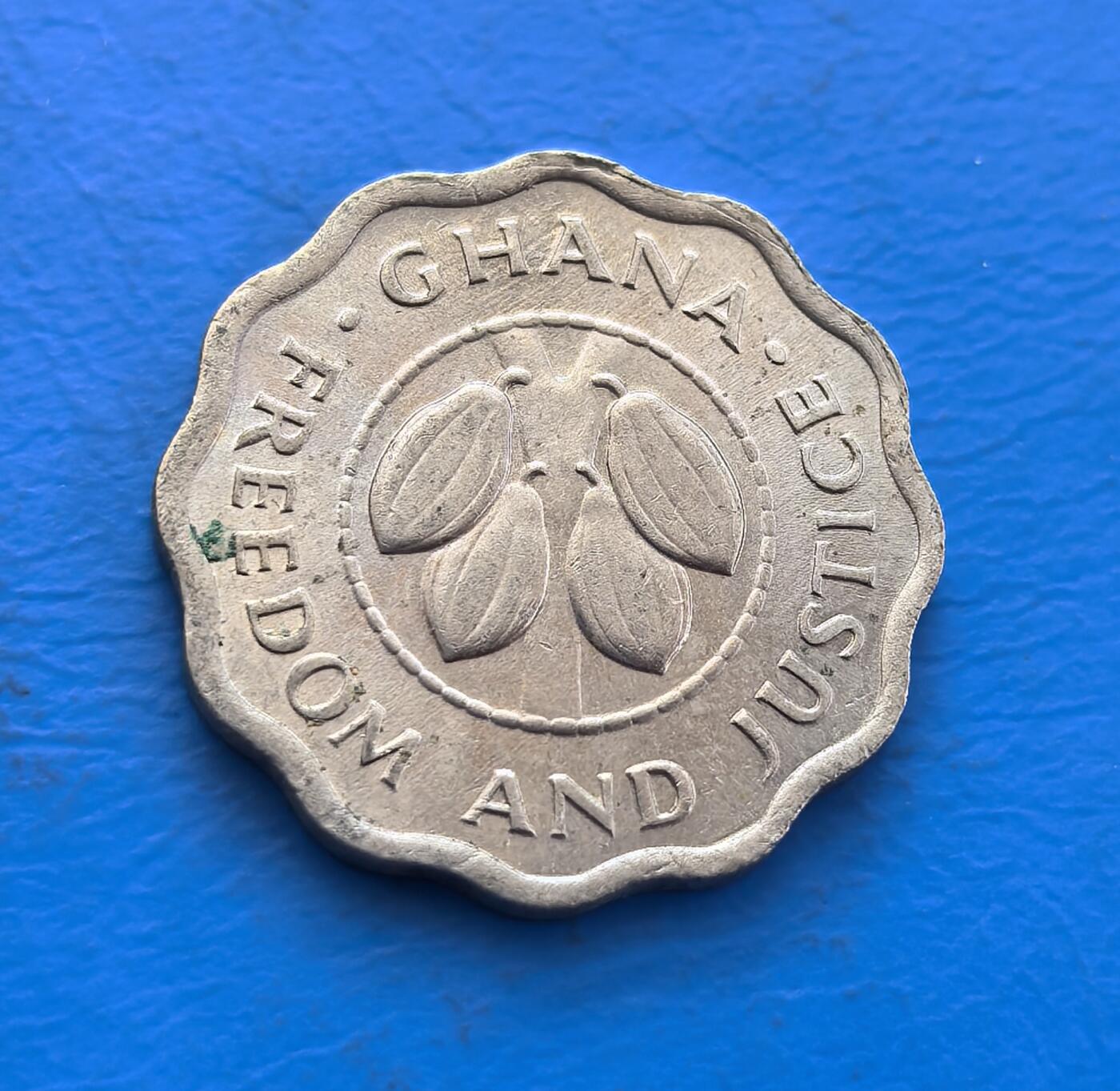 外国优质银币非洲美洲币，周六九点倒数截拍，满百包邮，持续收拍 加纳1967 年 2.5 比塞瓦，异形币面绘可可豆（加纳经济支柱），配 “自由与正义” 标语及国徽，风格体现其农业特色与国家理念，是西非英殖后货币收藏之选。