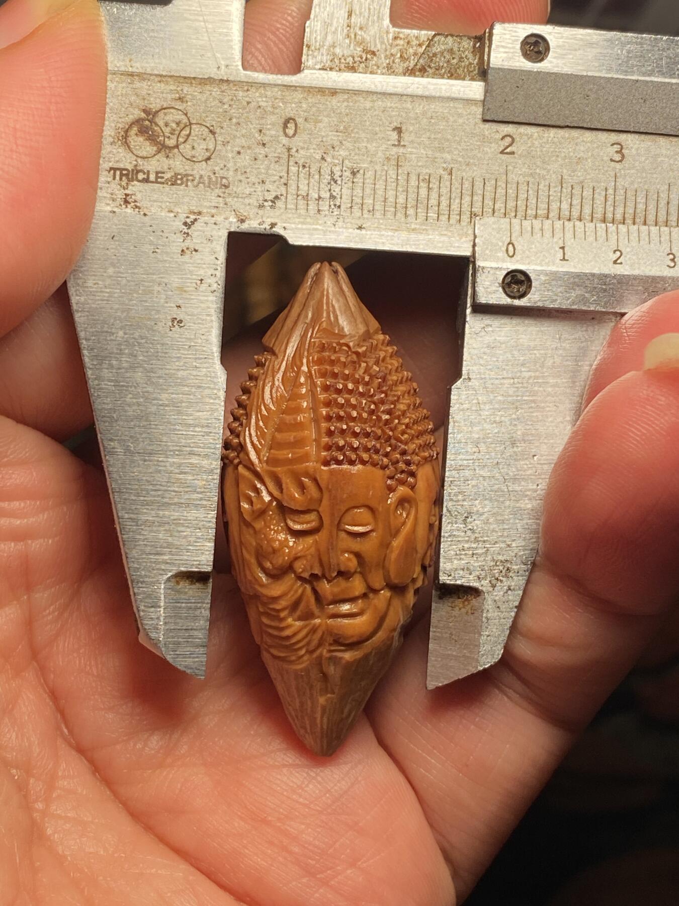 苏工名家王红秋个人作品展示 福利苏工核雕，纯手工雕刻，四花梅林大核佛魔一念四个表情，个性十足，等待有缘人，市场无同款，尺寸2。05x4.55喜欢的来