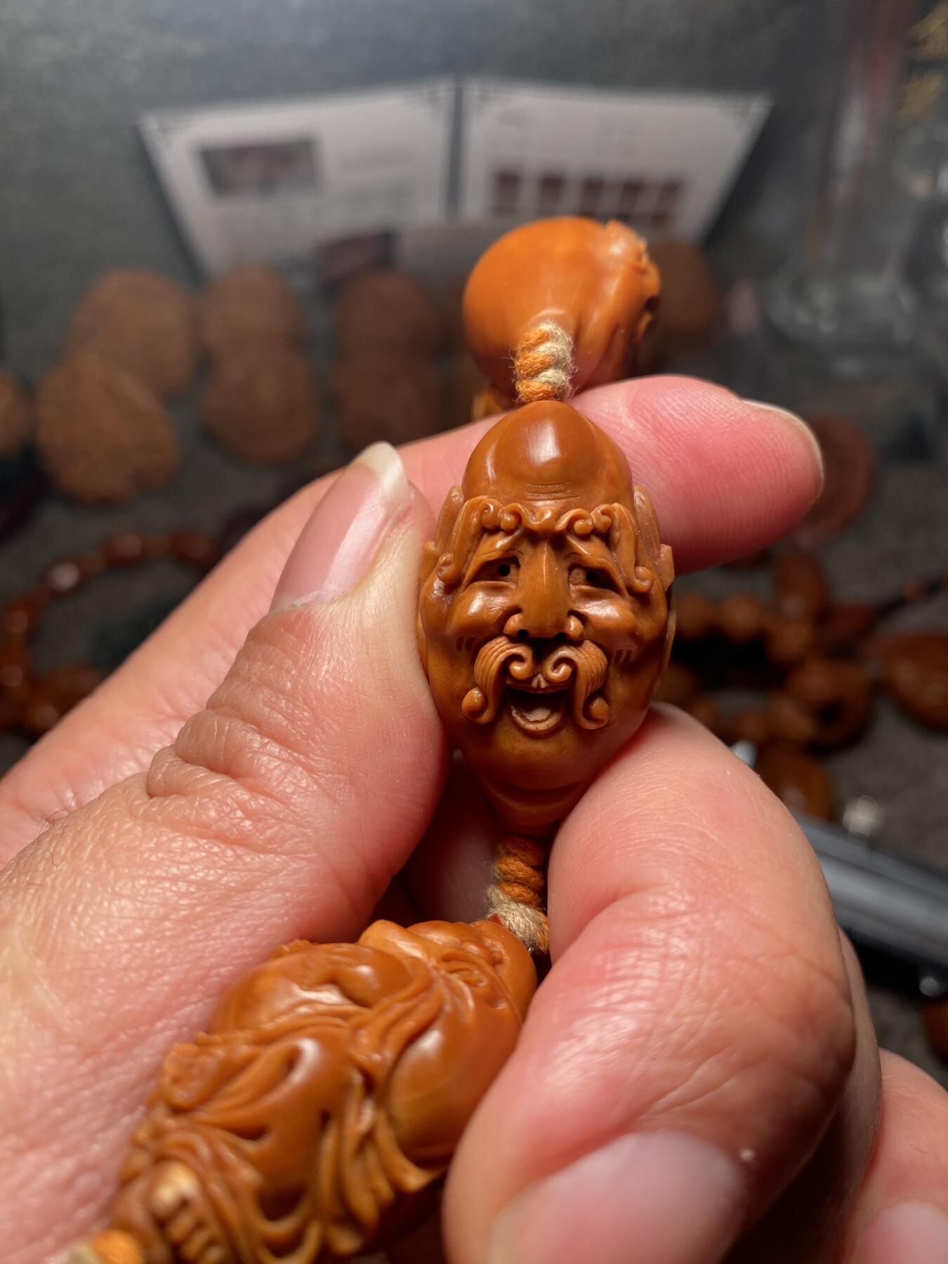 苏工名家王红秋个人作品展示 福利苏工核雕，纯手工雕刻,须派十八罗汉，个性十足，等待有缘人，市场无同款，尺寸2。1x3.45喜欢的来