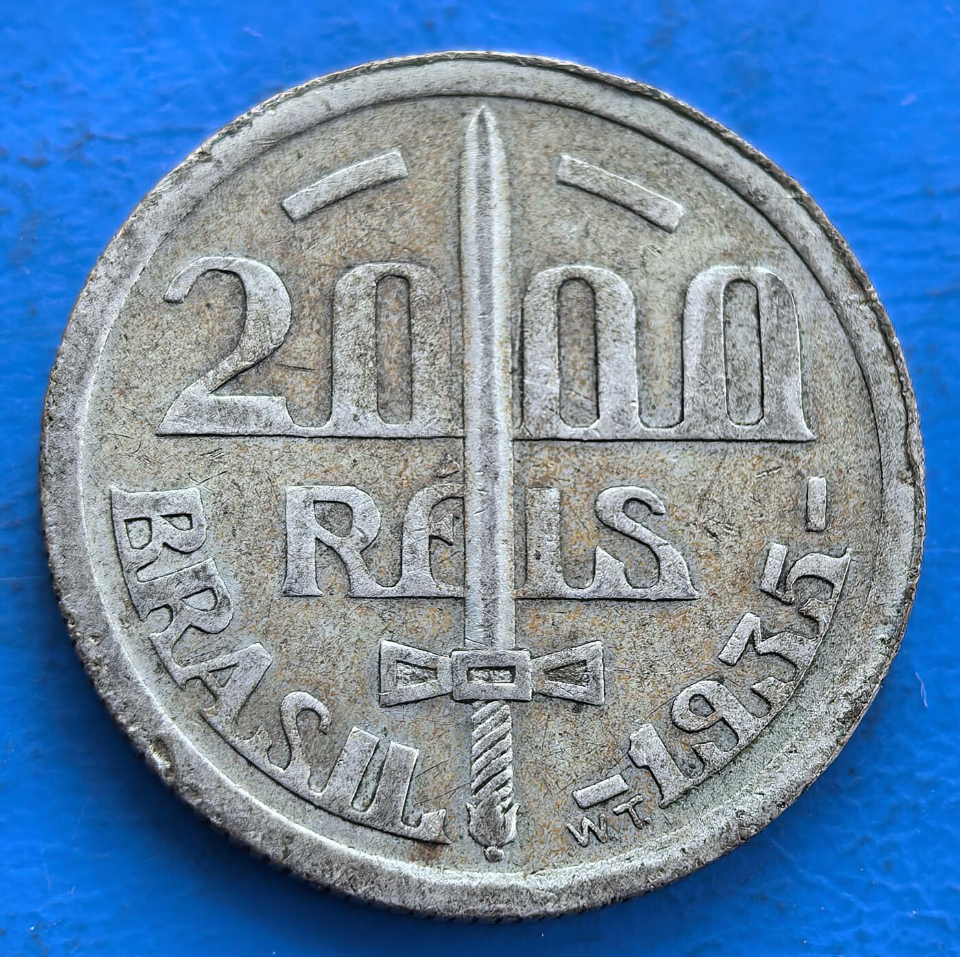 外国优质银币非洲美洲币，周六九点倒数截拍，满百包邮，持续收拍 巴西 1935 年 2000 雷斯银币纯银价78元，属瓦加斯时期币，饰领袖像与佩剑纹，带自然包浆，存世量少，是巴西早期政权货币，兼具历史纪念性与收藏稀缺性。