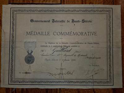 凯旋世界勋赏（第21期冬季大拍）（欢迎送拍）（对拍品有疑问请询问客服，不接受到手刀，出价默认拍品品相。请认真阅读拍卖规则！出价默认已认可！）（收到货请录制开箱视频，无视频概不处理问题。） - 上西里西亚纪念勋章证书（隶属的法国第12骠骑猎兵团，是法国历史悠久的轻骑兵部队，1769年组建，参与过拿破仑战争、一战等战役，1984年解散）1. 委员会主席 亨利·勒龙，法国将军，1920-1922年担任上西里西亚协约国治理与公投委员会主席，是该地区协约国实际最高负责人，也是这份证书的签发主体（亲签字）。 