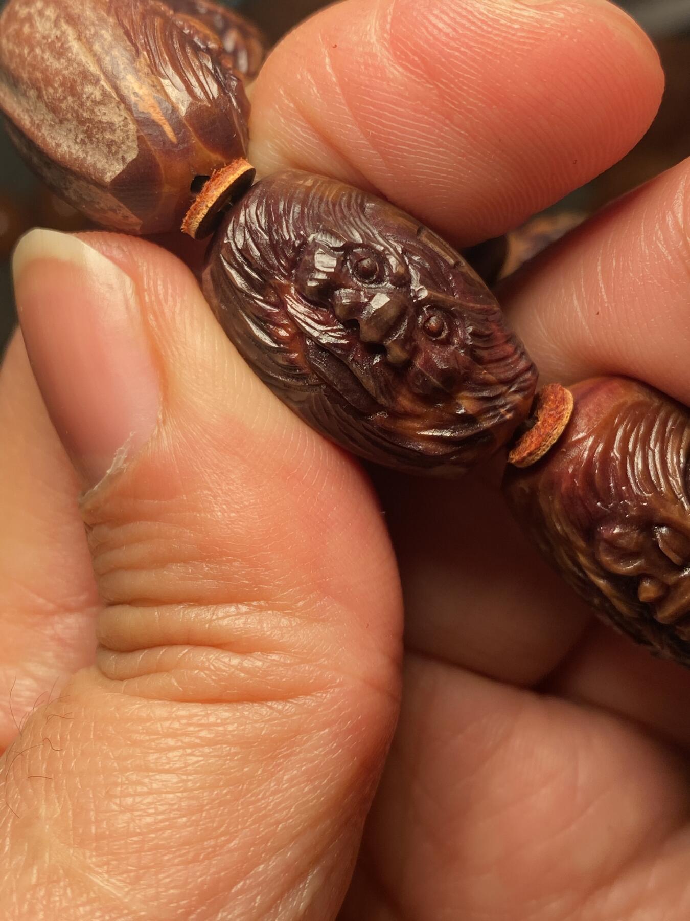 苏工名家王红秋个人作品展示 福利老苏工核雕，纯手工雕刻，紫核老款钟馗百态手串个性十足，等待有缘人，市场无同款，尺寸1。6x2.45喜欢的来呀