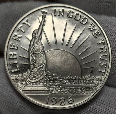 外国优质银币非洲美洲币，周六九点倒数截拍，满百包邮，持续收拍 - 稀少精制币美国1986 年移民主题精制半元，正面绘自由女神像，背面展移民登岸场景，题材呼应 “移民之国” 定位，精制币细节饱满，具人文纪念与收藏价值。