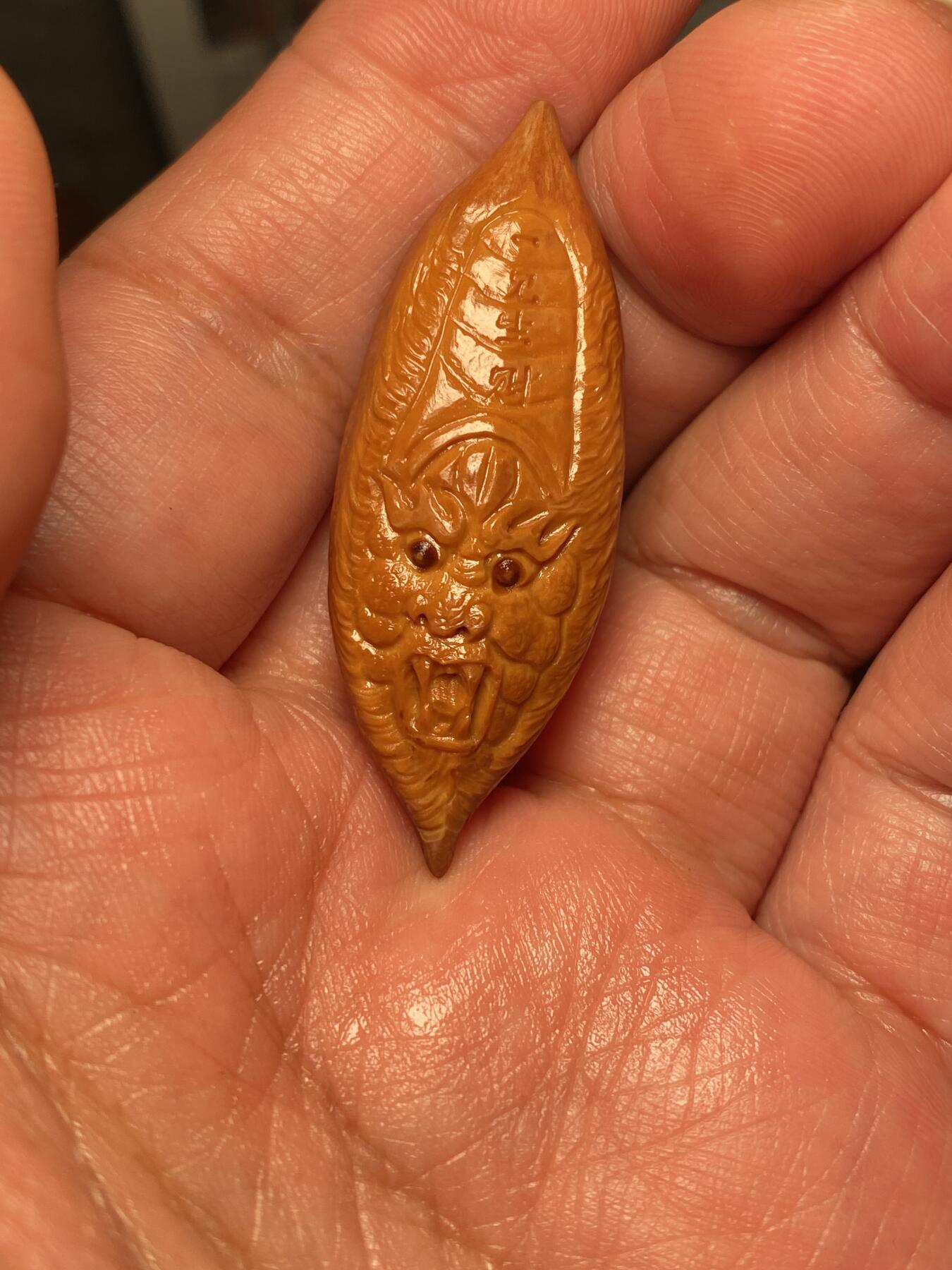 苏工名家王红秋个人作品展示 苏工核雕纯手工雕刻，超长二花黑白无常单籽，个性十足，市场无同款，尺寸1。8x4。8喜欢的来