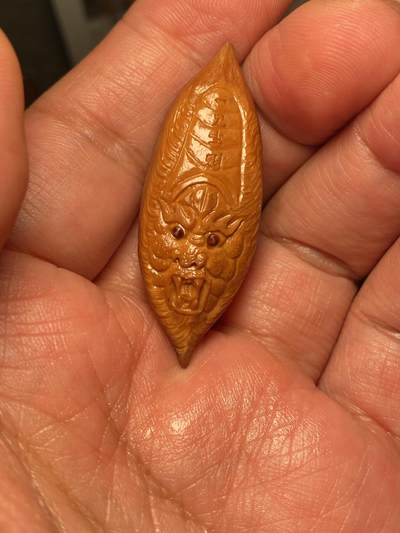 苏工名家王红秋个人作品展示 - 苏工核雕纯手工雕刻，超长二花黑白无常单籽，个性十足，市场无同款，尺寸1。8x4。8喜欢的来