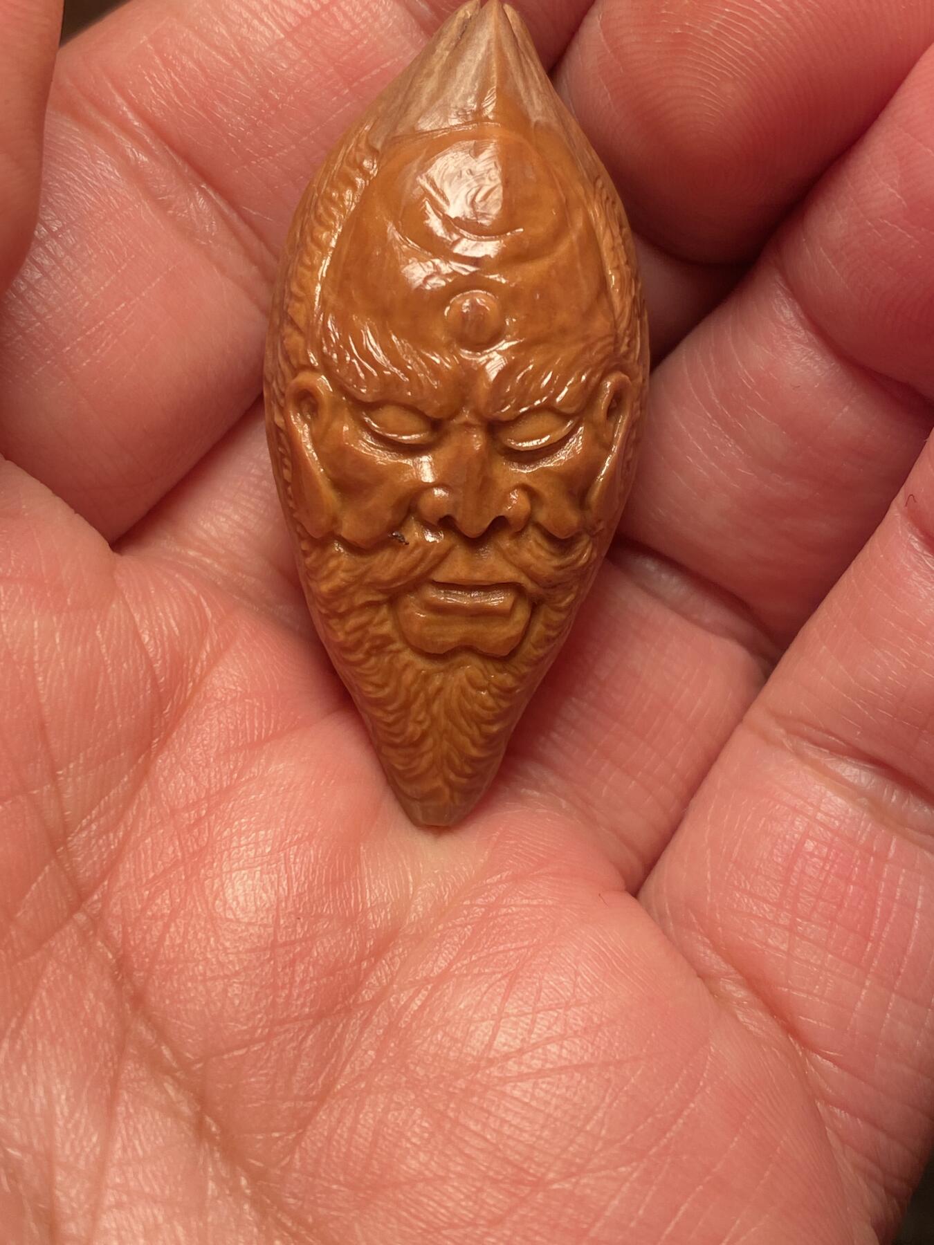 苏工名家王红秋个人作品展示 苏工核雕纯手工雕刻，老苏工诺距罗尊者，四花梅林大核，个性十足，市场无同款，尺寸2。18x4.6喜欢的来