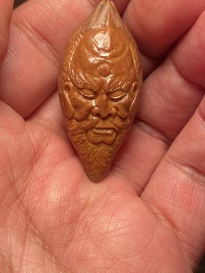 苏工名家王红秋个人作品展示 - 苏工核雕纯手工雕刻，老苏工诺距罗尊者，四花梅林大核，个性十足，市场无同款，尺寸2。18x4.6喜欢的来